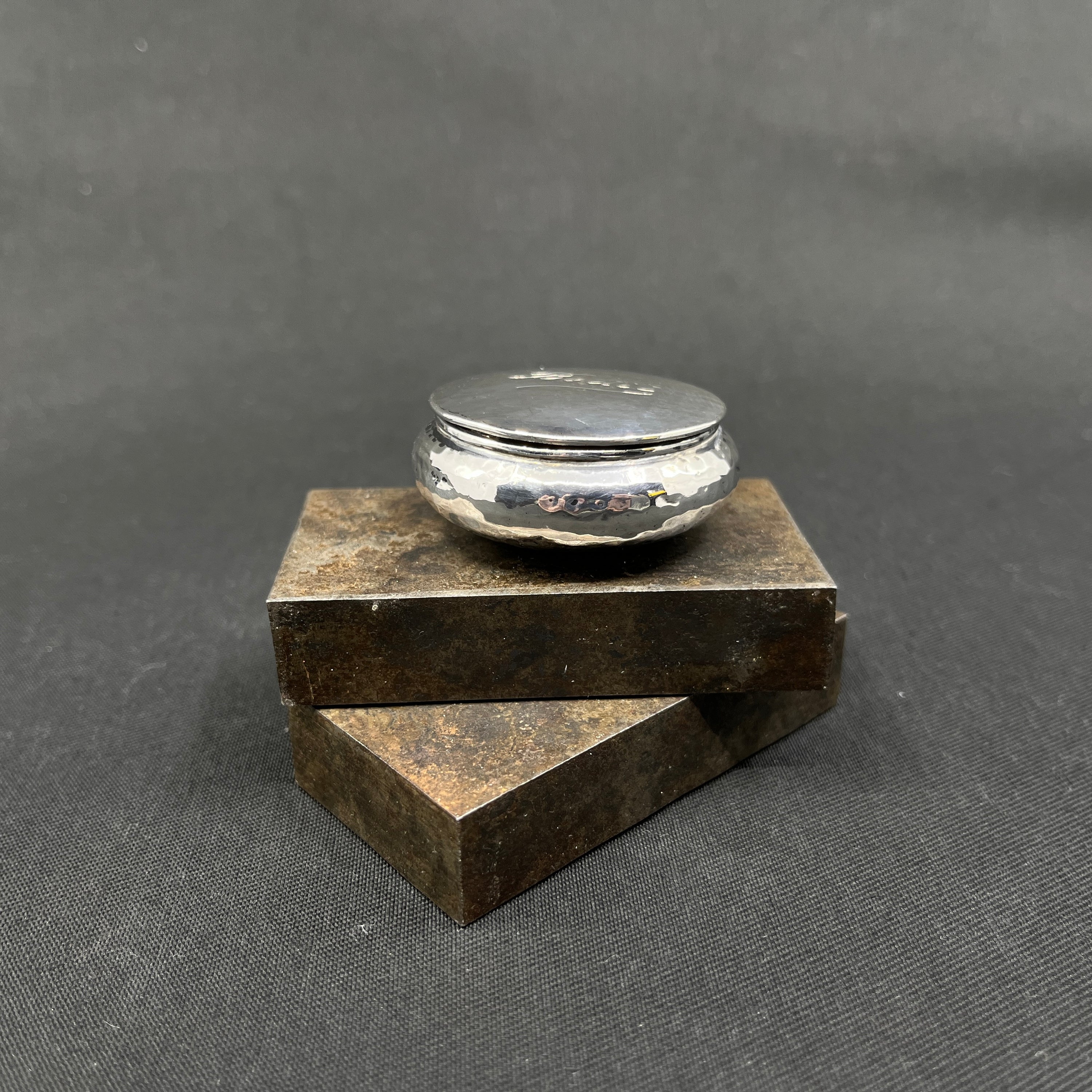 Round pill box in silver