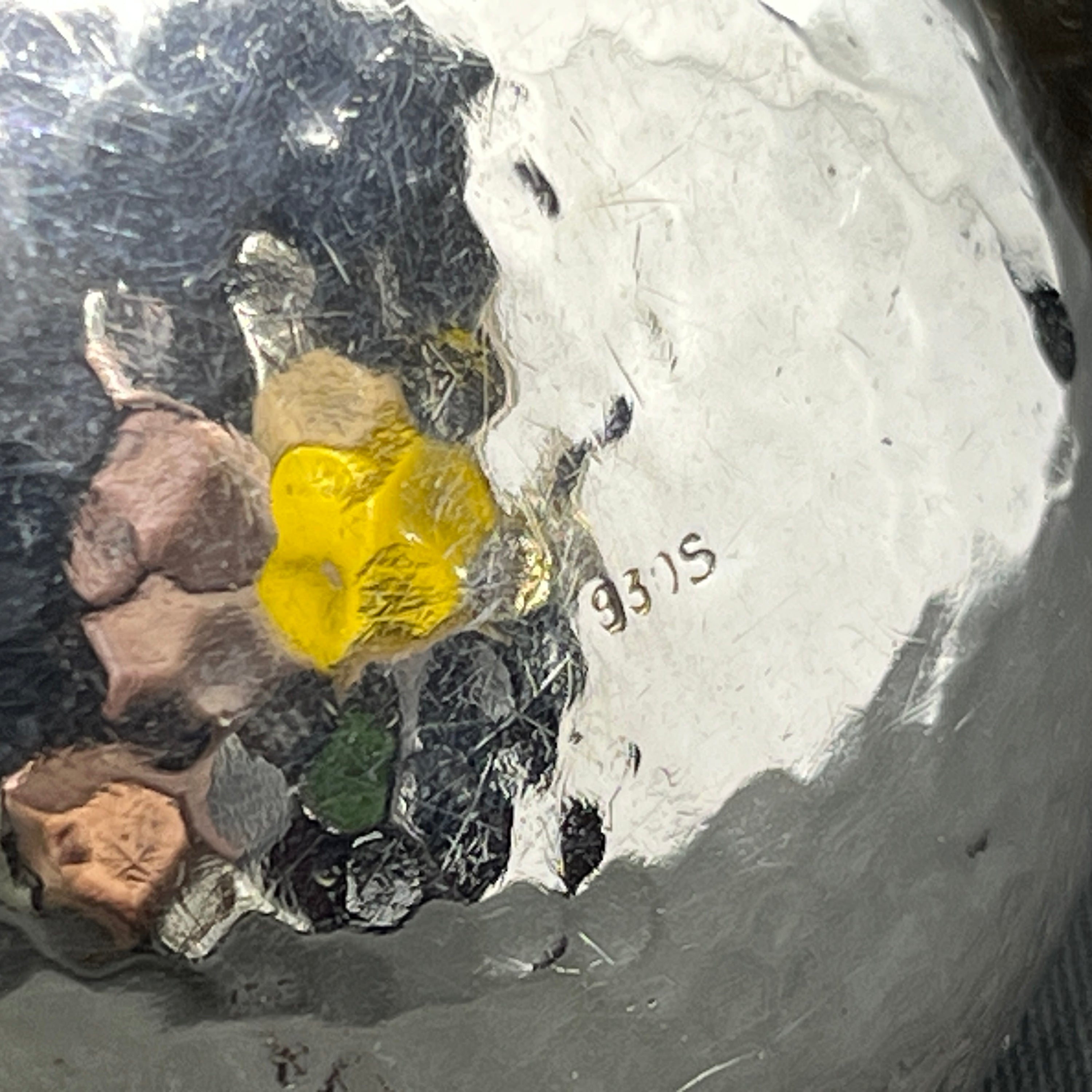 Round pill box in silver