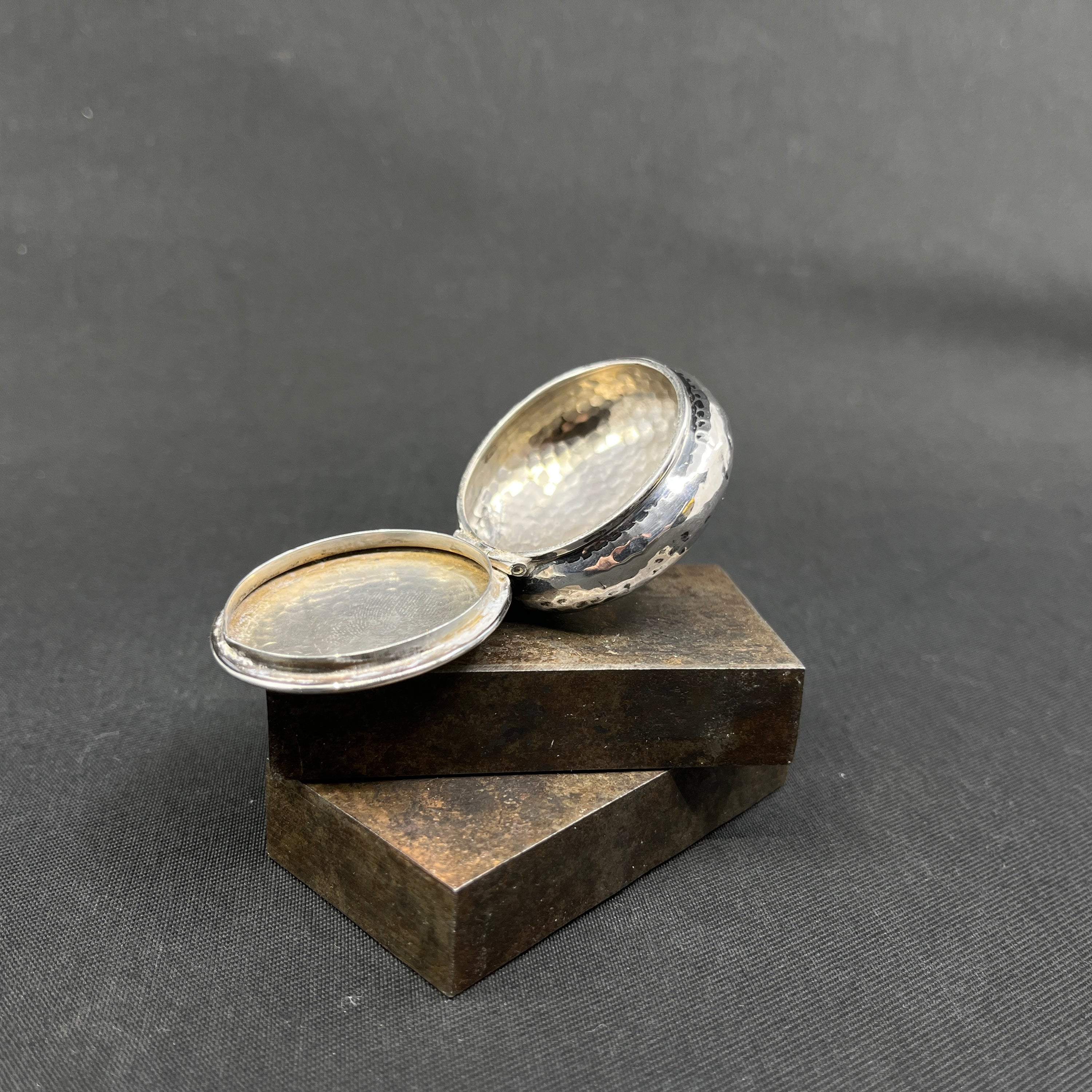 Round pill box in silver