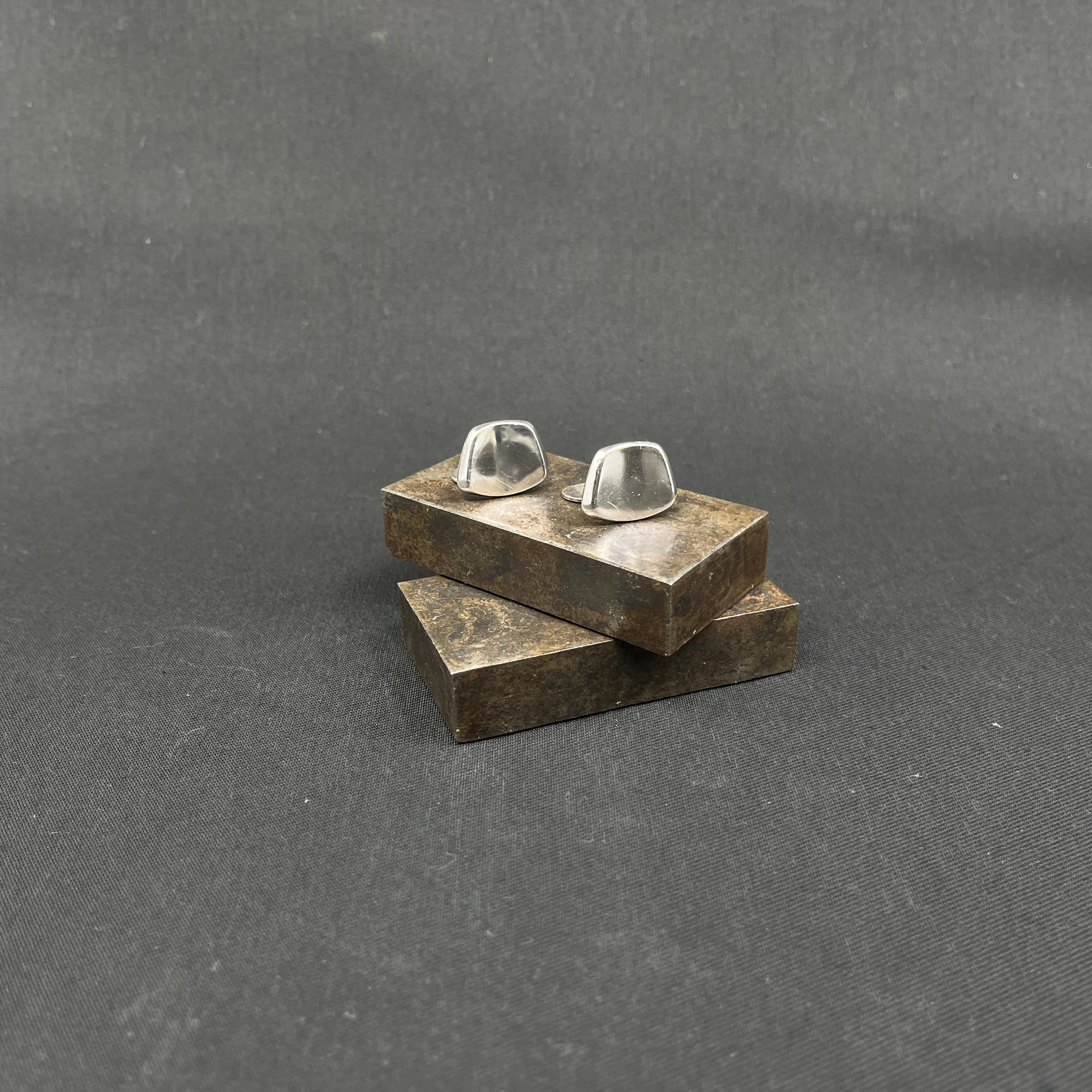 Et par manchetknapper i sølv