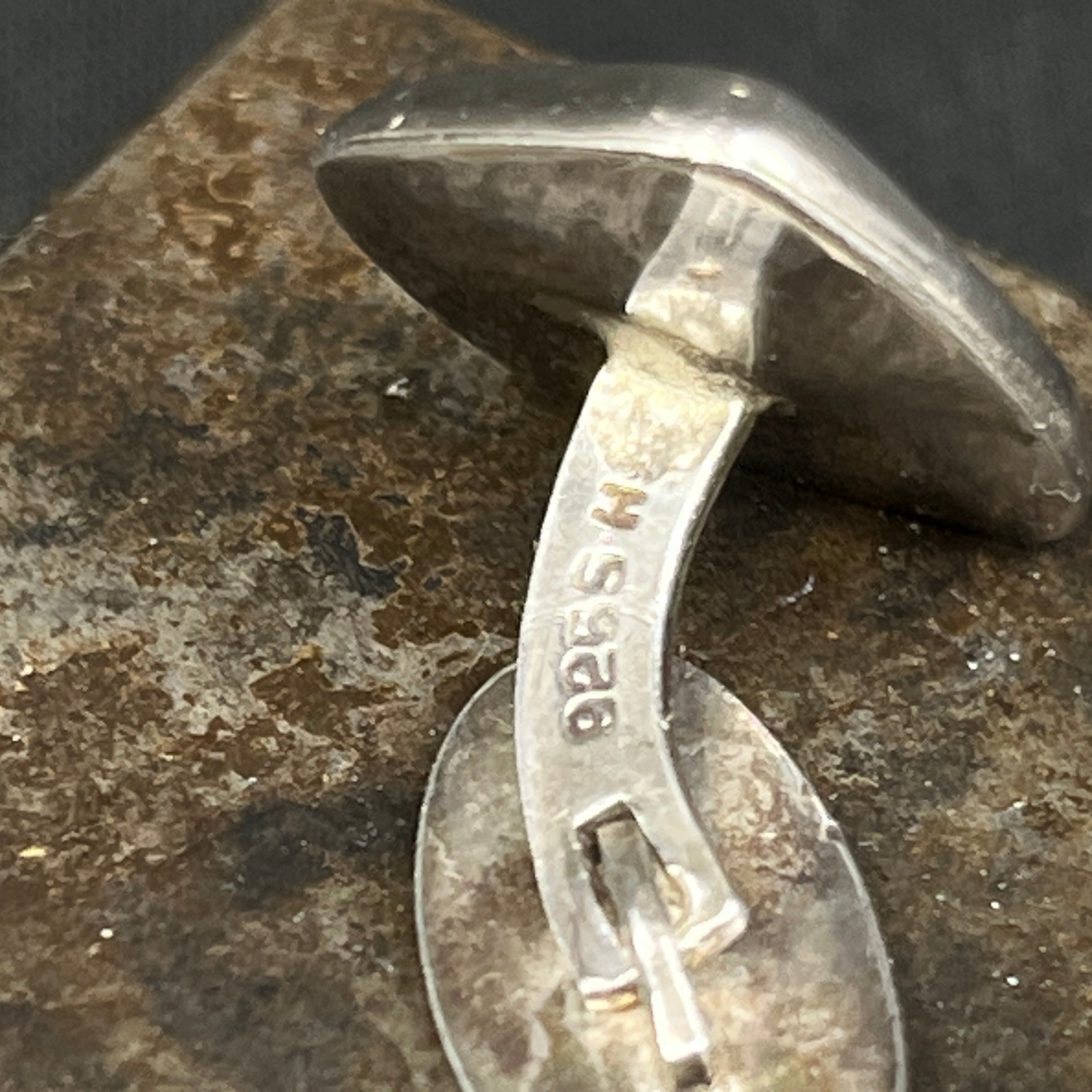 Et par manchetknapper i sølv