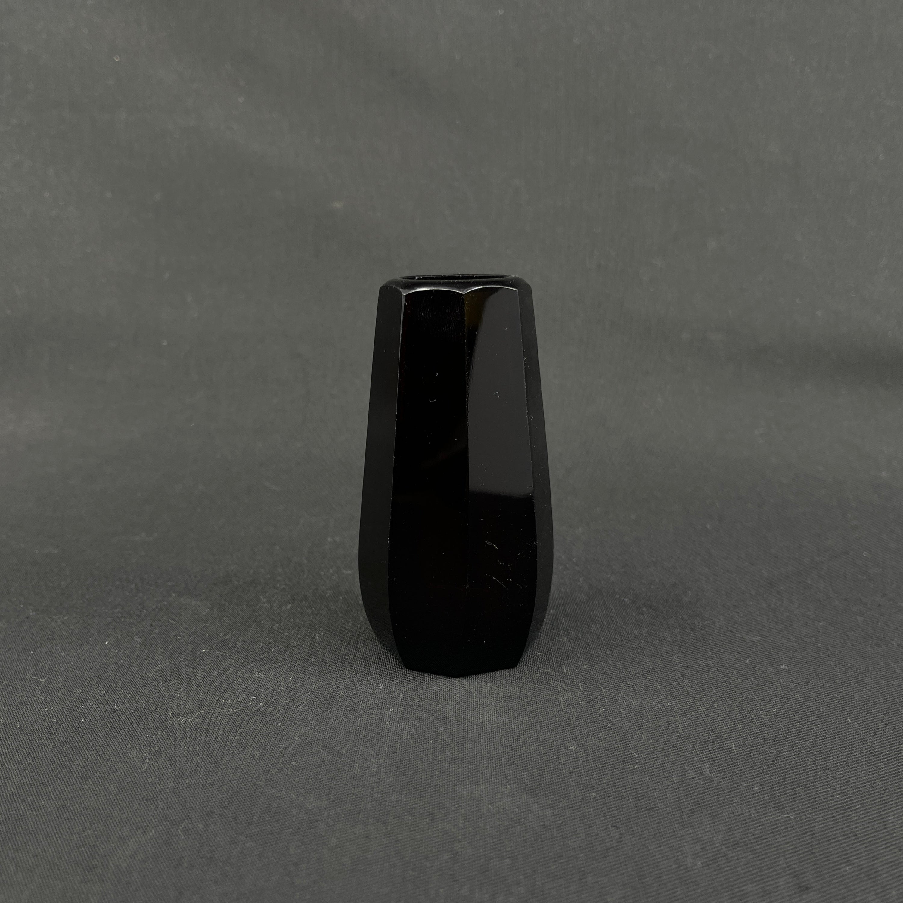 Rubinrød art deco vase, 9,5 cm.