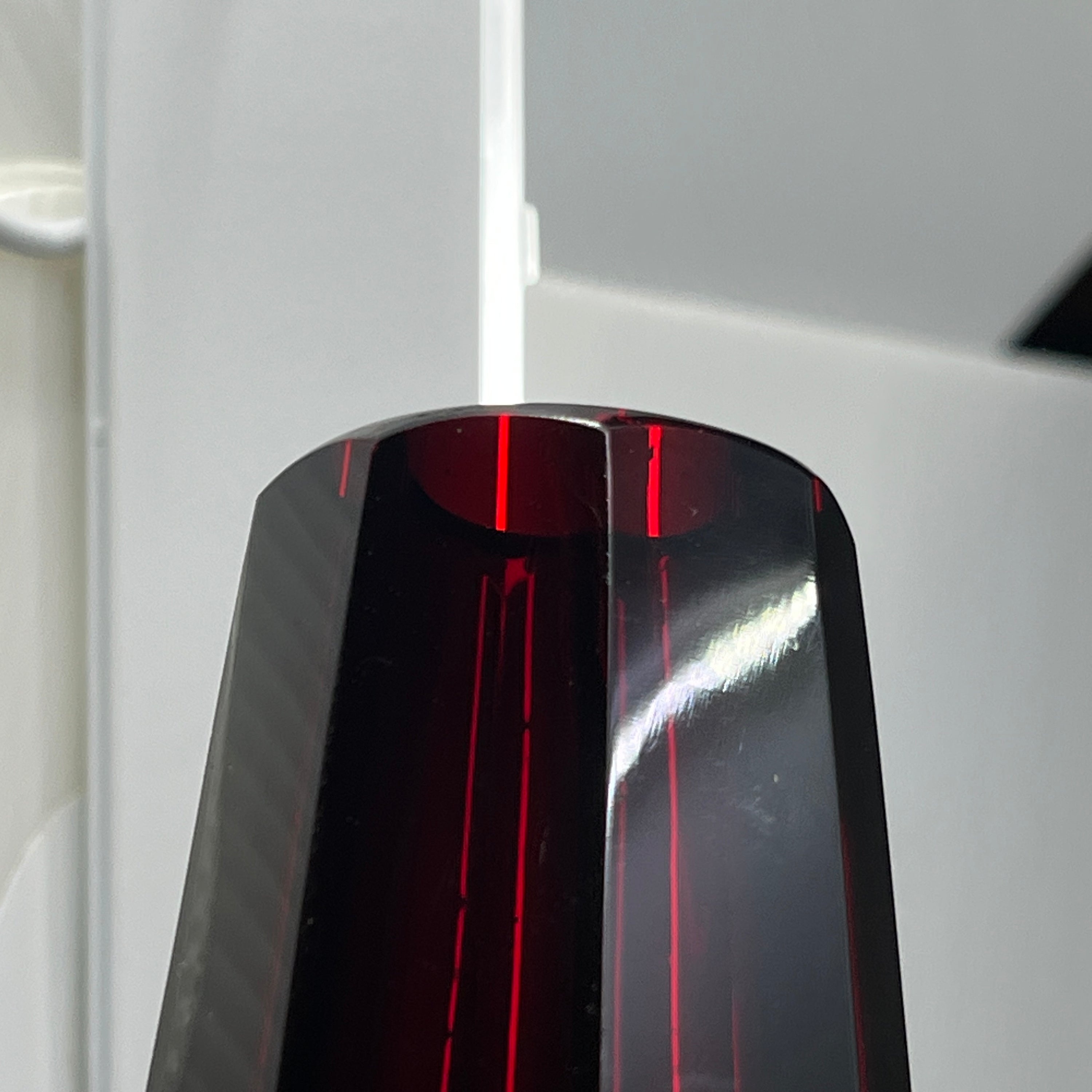 Rubinrød art deco vase, 9,5 cm.