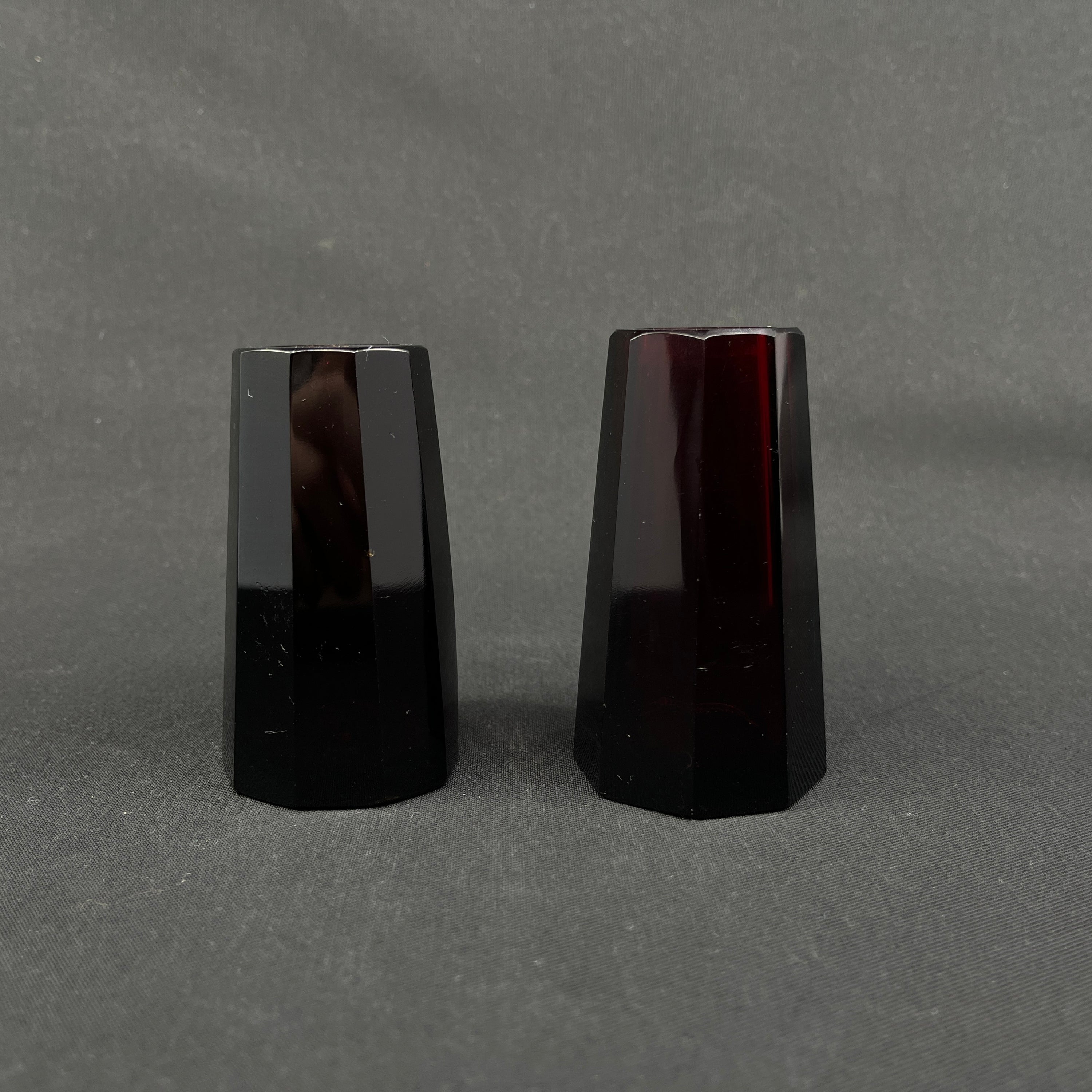 Et par rubinrøde art deco vaser, koniske