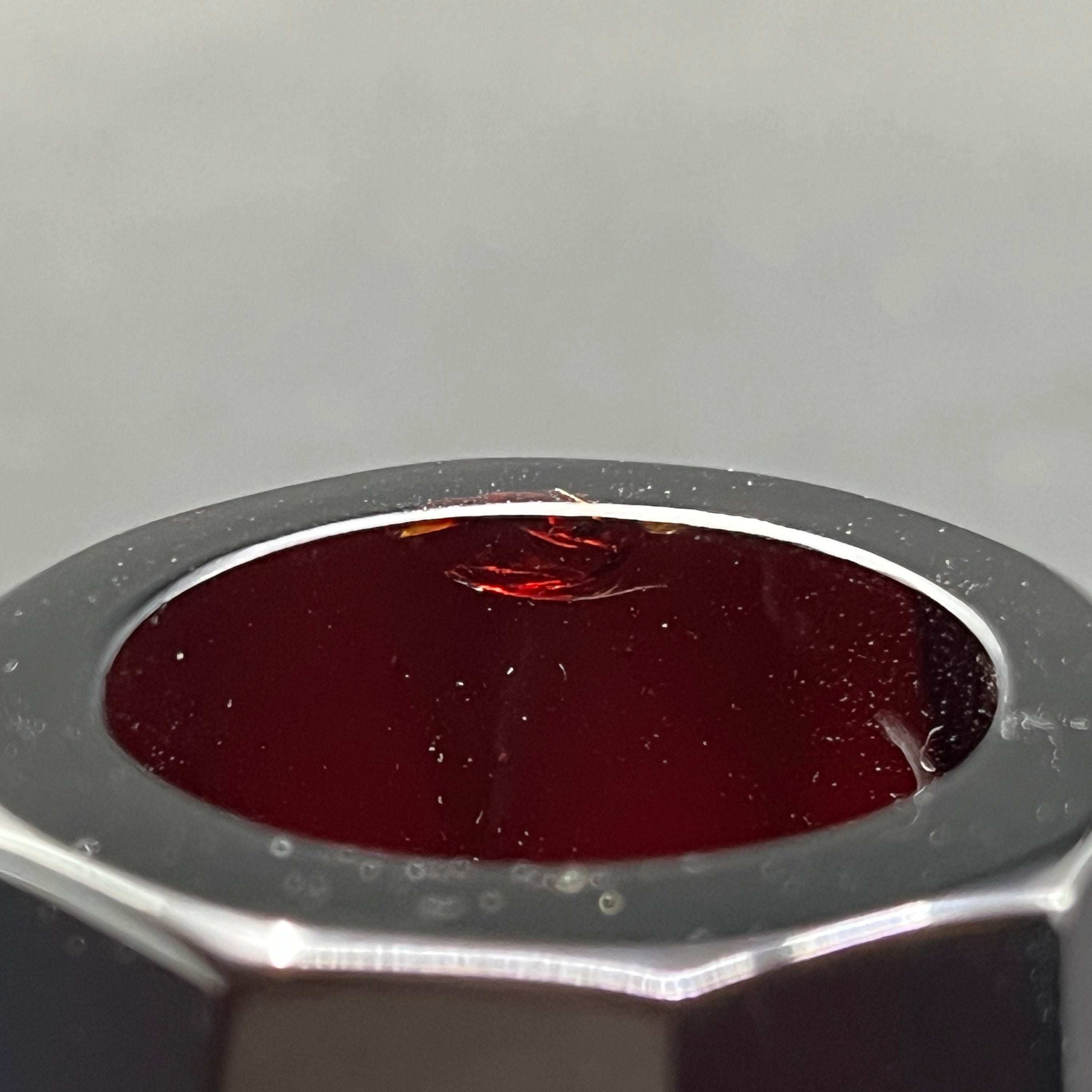 Et par rubinrøde art deco vaser, koniske