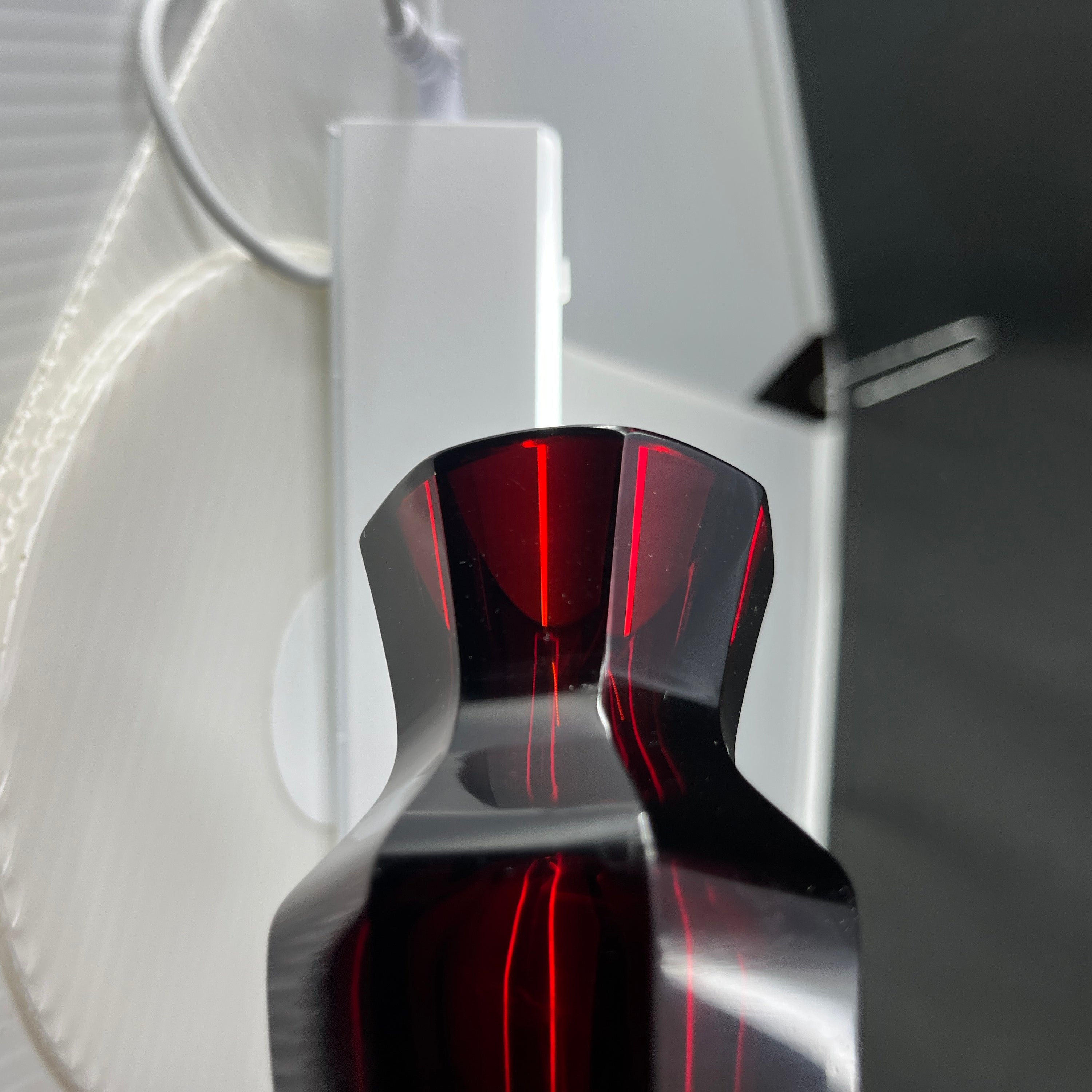 Et par små rubinrøde art deco vaser, 7-7,5 cm.