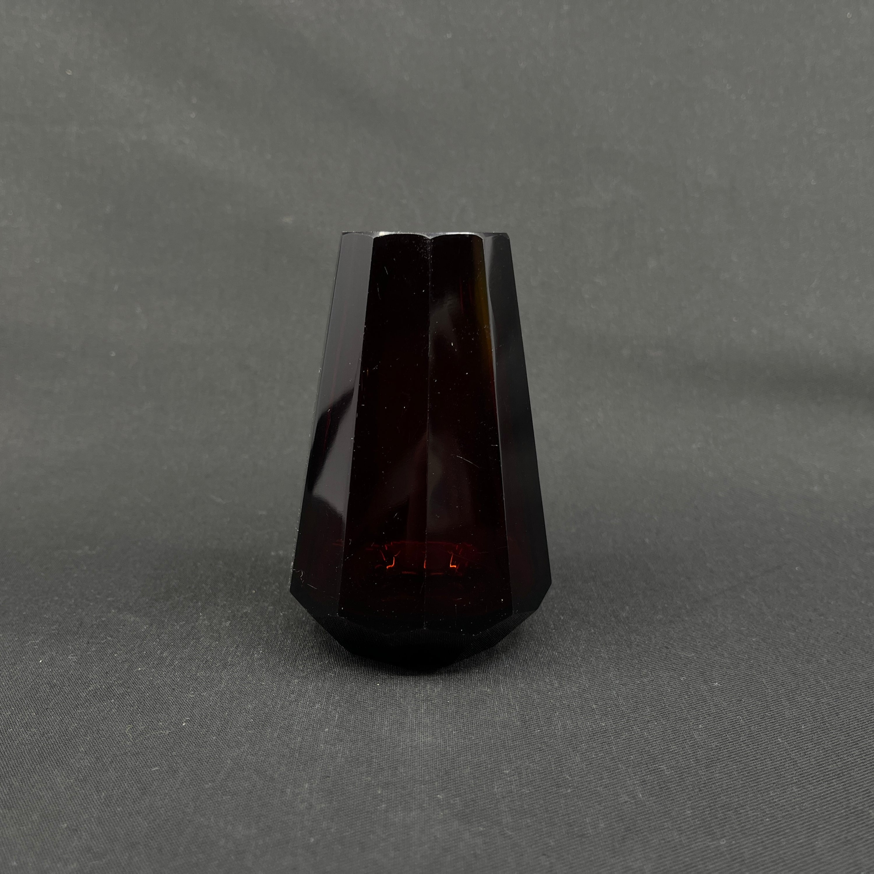 Rubinrød art deco vase, 11 cm.