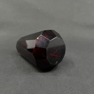 Rubinrød art deco vase, 11 cm.