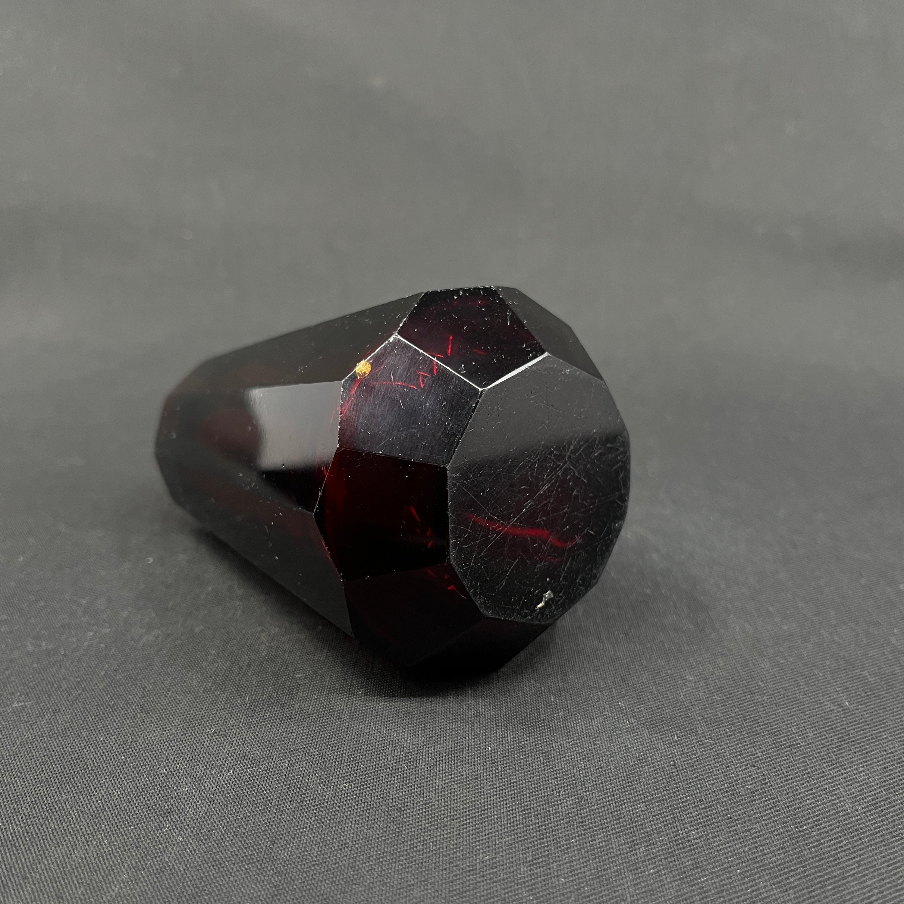 Rubinrød art deco vase, 11 cm.