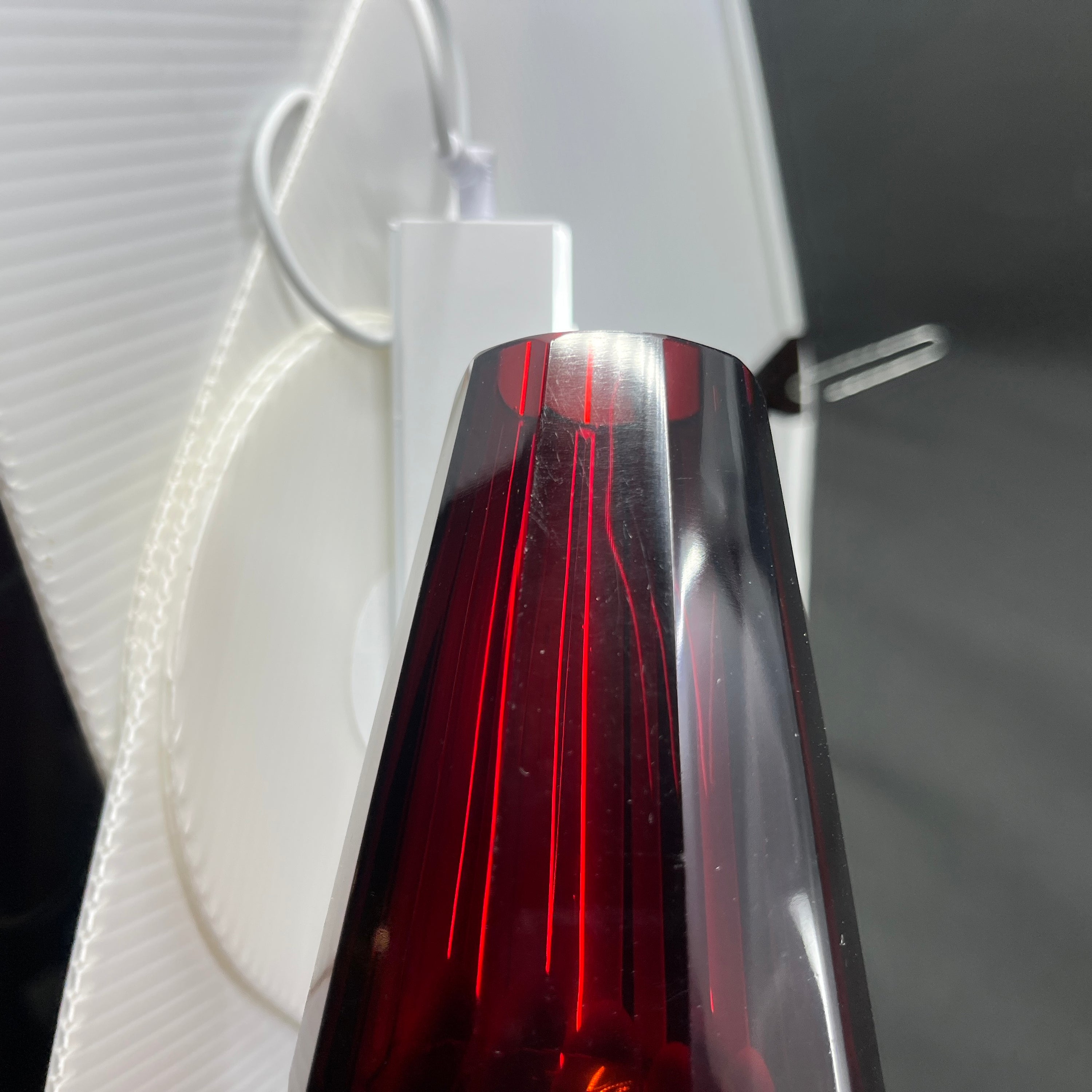 Rubinrød art deco vase, 11 cm.