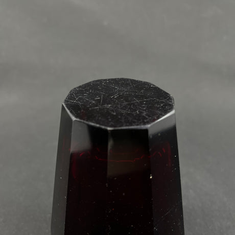 Rubinrød art deco vase, 12,5 cm.