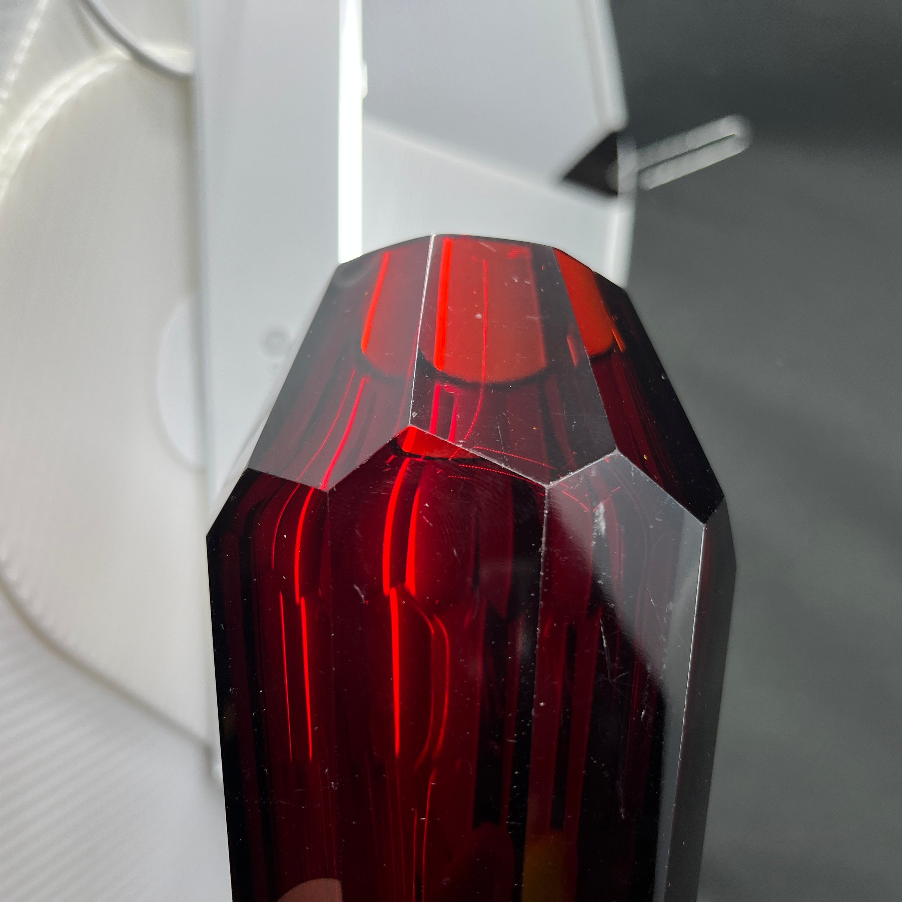 Rubinrød art deco vase, 12,5 cm.