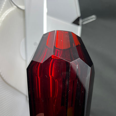 Rubinrød art deco vase, 12,5 cm.
