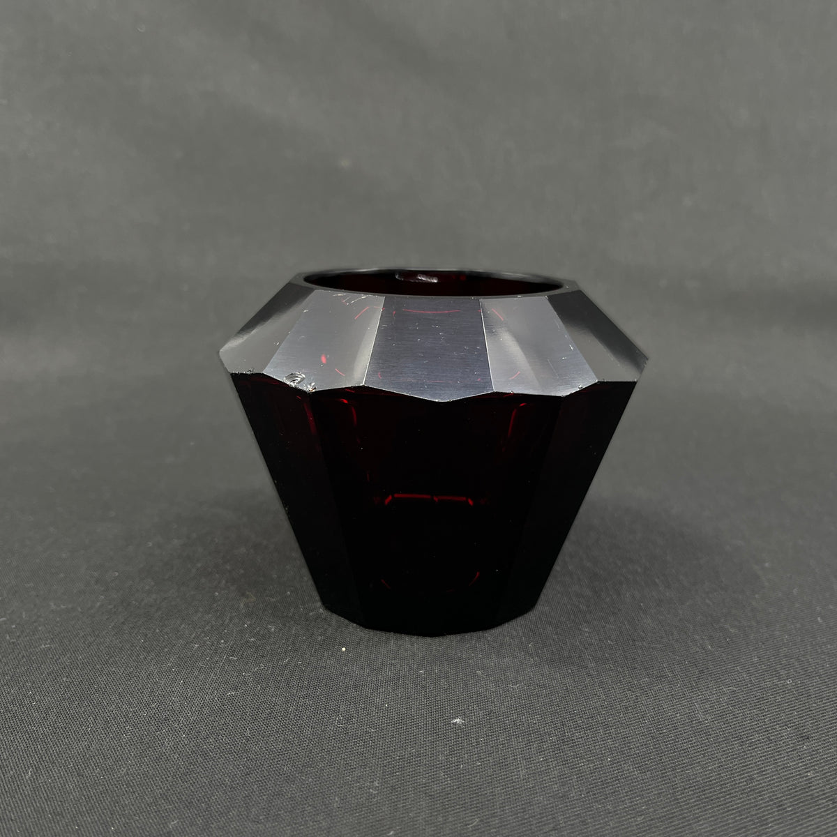 Ruby red art deco vase, 7.5 cm.