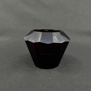 Ruby red art deco vase, 7.5 cm.