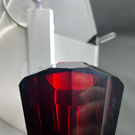 Lav rubinrød art deco vase 7,5 cm.