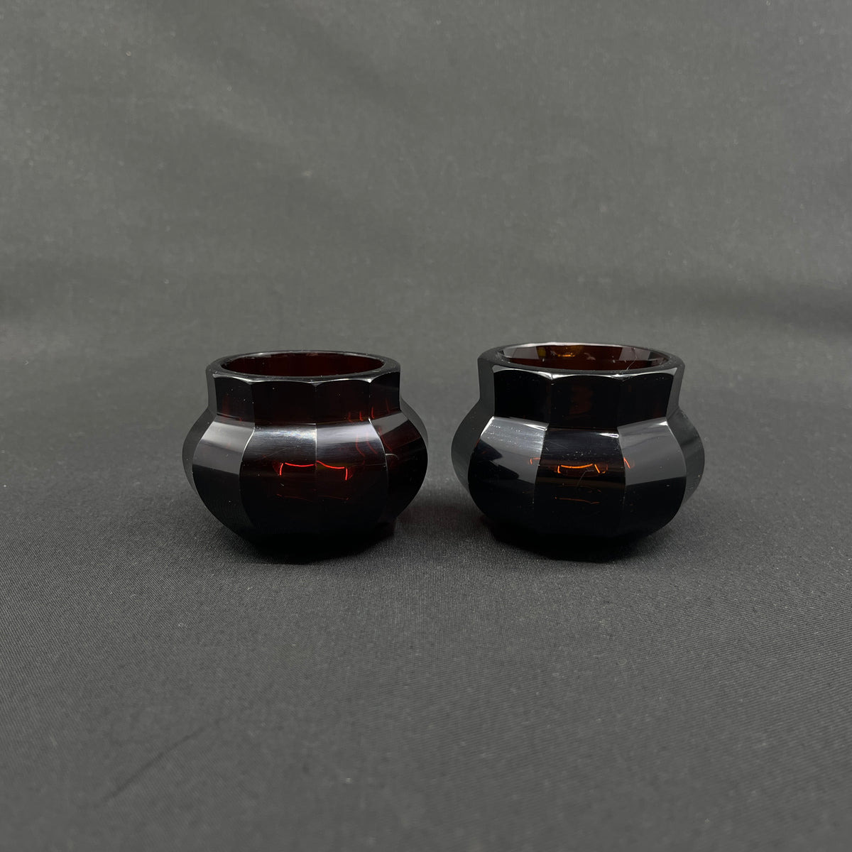 A pair of low ruby ​​red art deco vases, 5.5 cm.