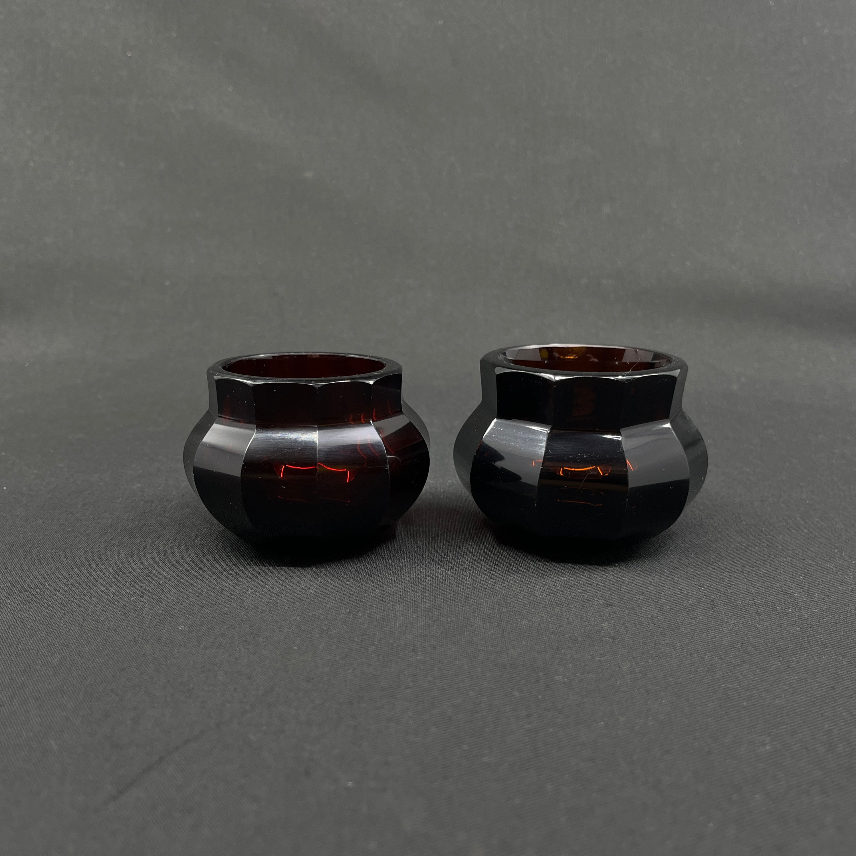 Et par lave rubinrøde art deco vaser, 5,5 cm.