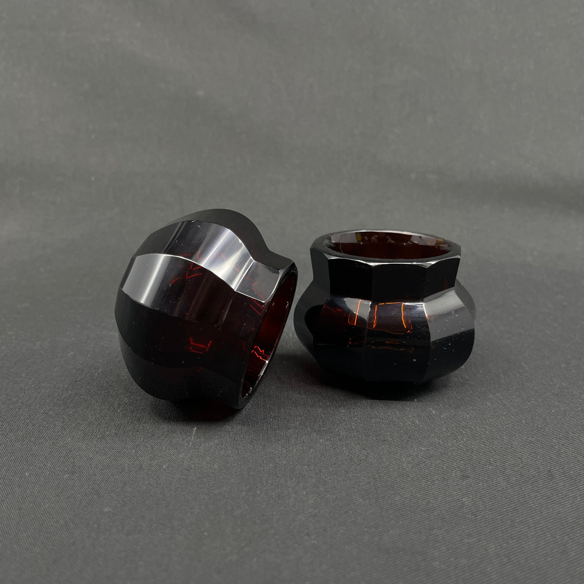 A pair of low ruby ​​red art deco vases, 5.5 cm.