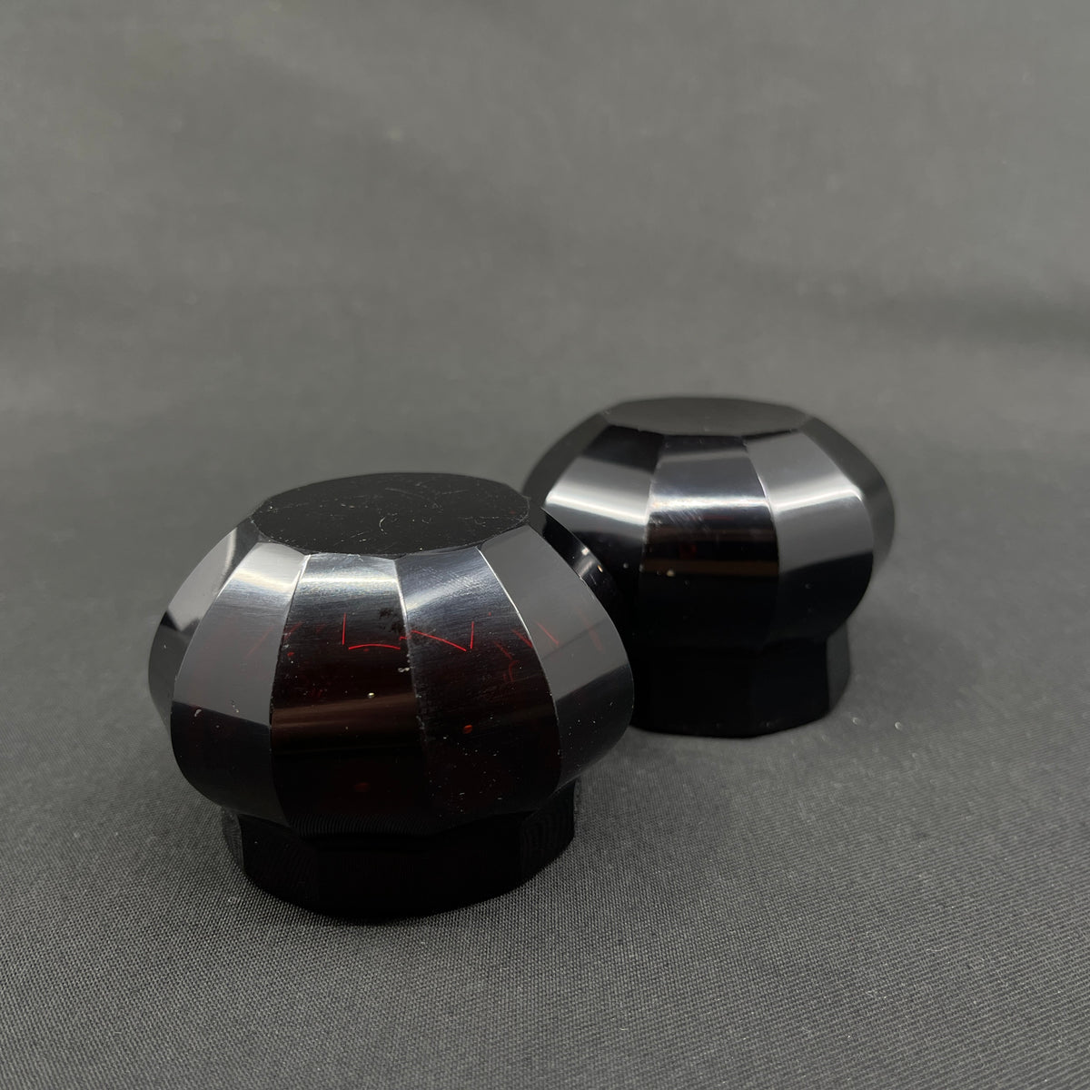A pair of low ruby ​​red art deco vases, 5.5 cm.