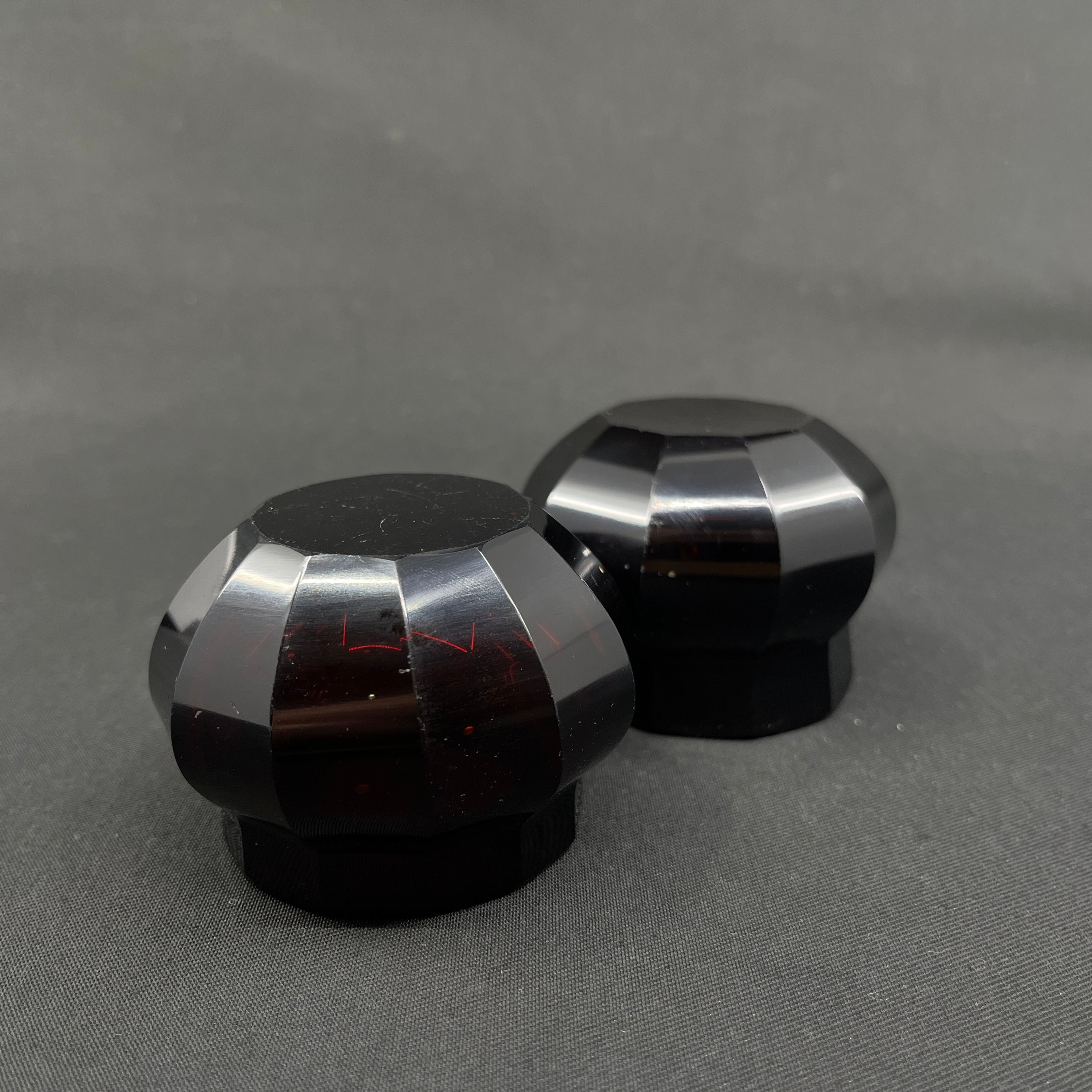 Et par lave rubinrøde art deco vaser, 5,5 cm.