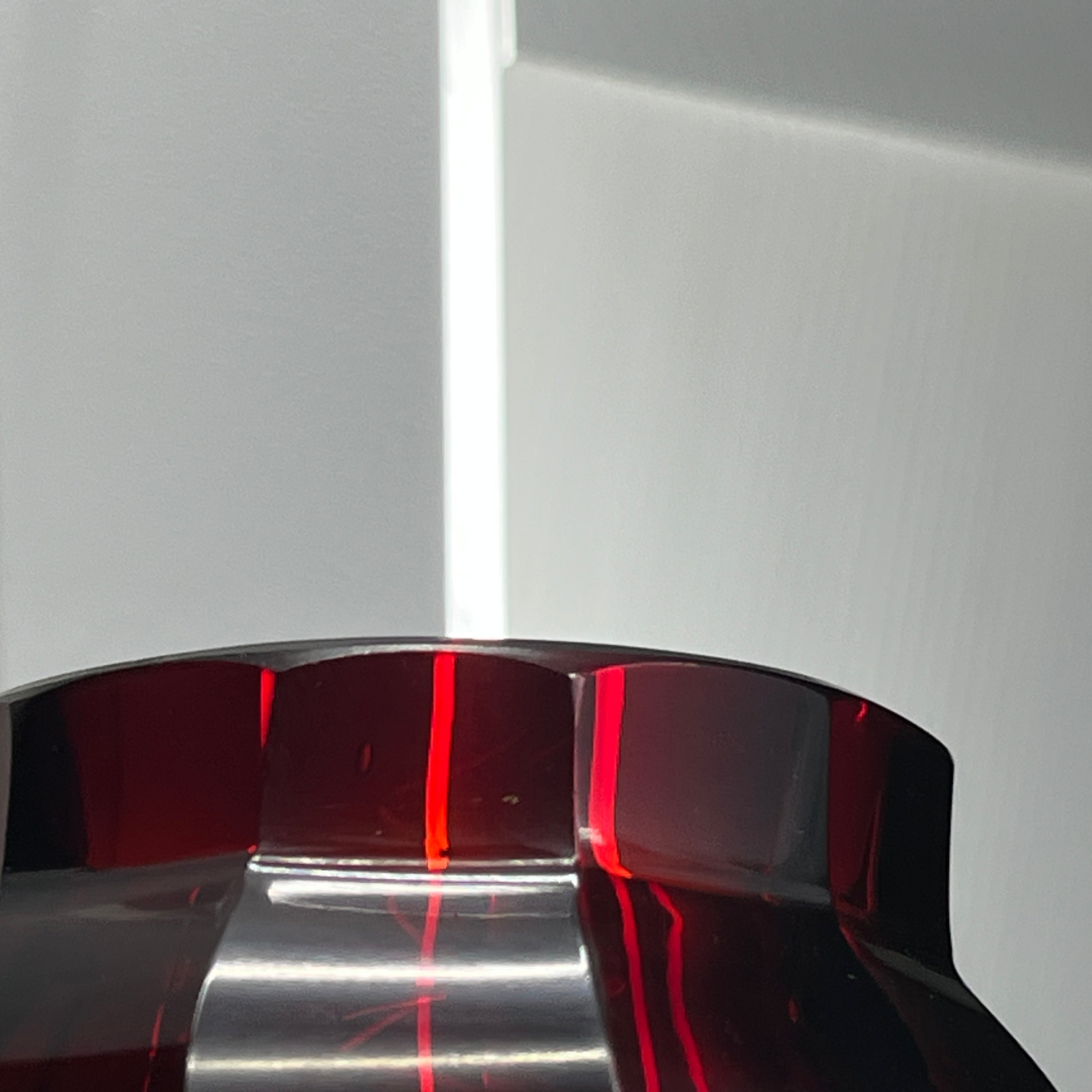 Et par lave rubinrøde art deco vaser, 5,5 cm.