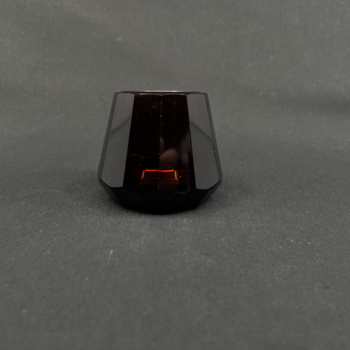 Lille konisk rubinrød art deco vase, 6,5 cm.