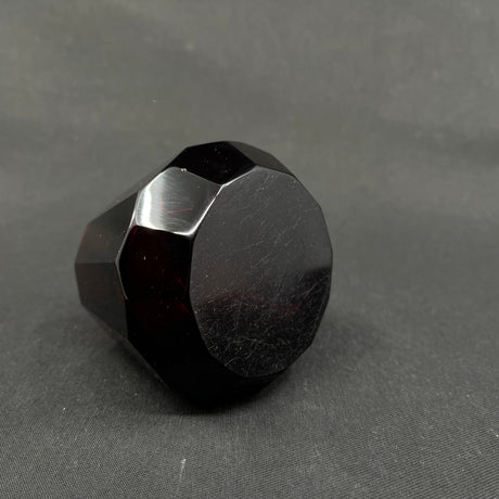 Lille konisk rubinrød art deco vase, 6,5 cm.