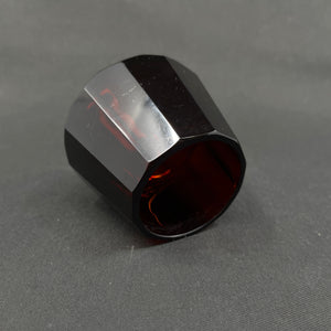 Lille konisk rubinrød art deco vase, 6,5 cm.