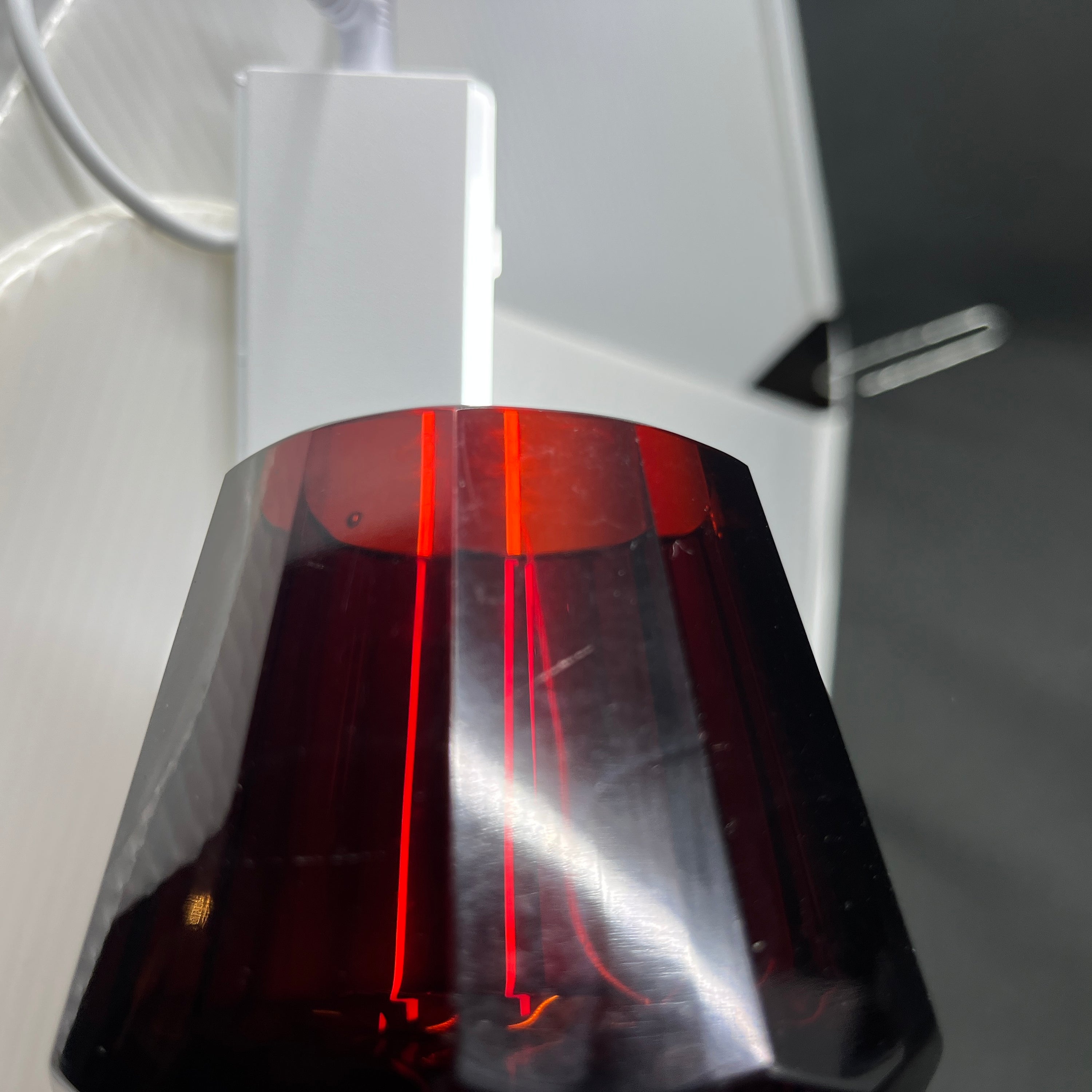 Lille konisk rubinrød art deco vase, 6,5 cm.