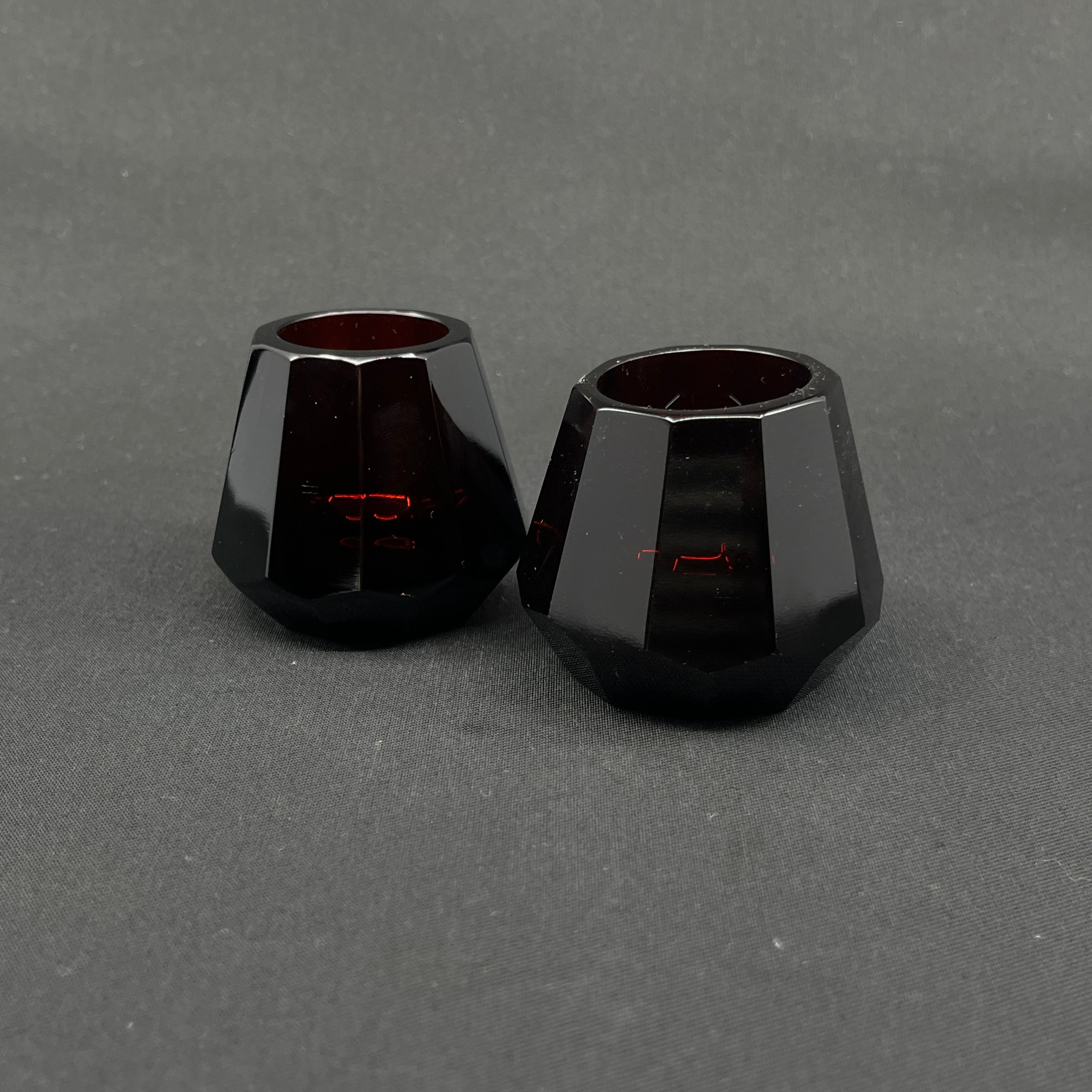 Små koniske rubinrøde art deco vaser, 5,5 cm.