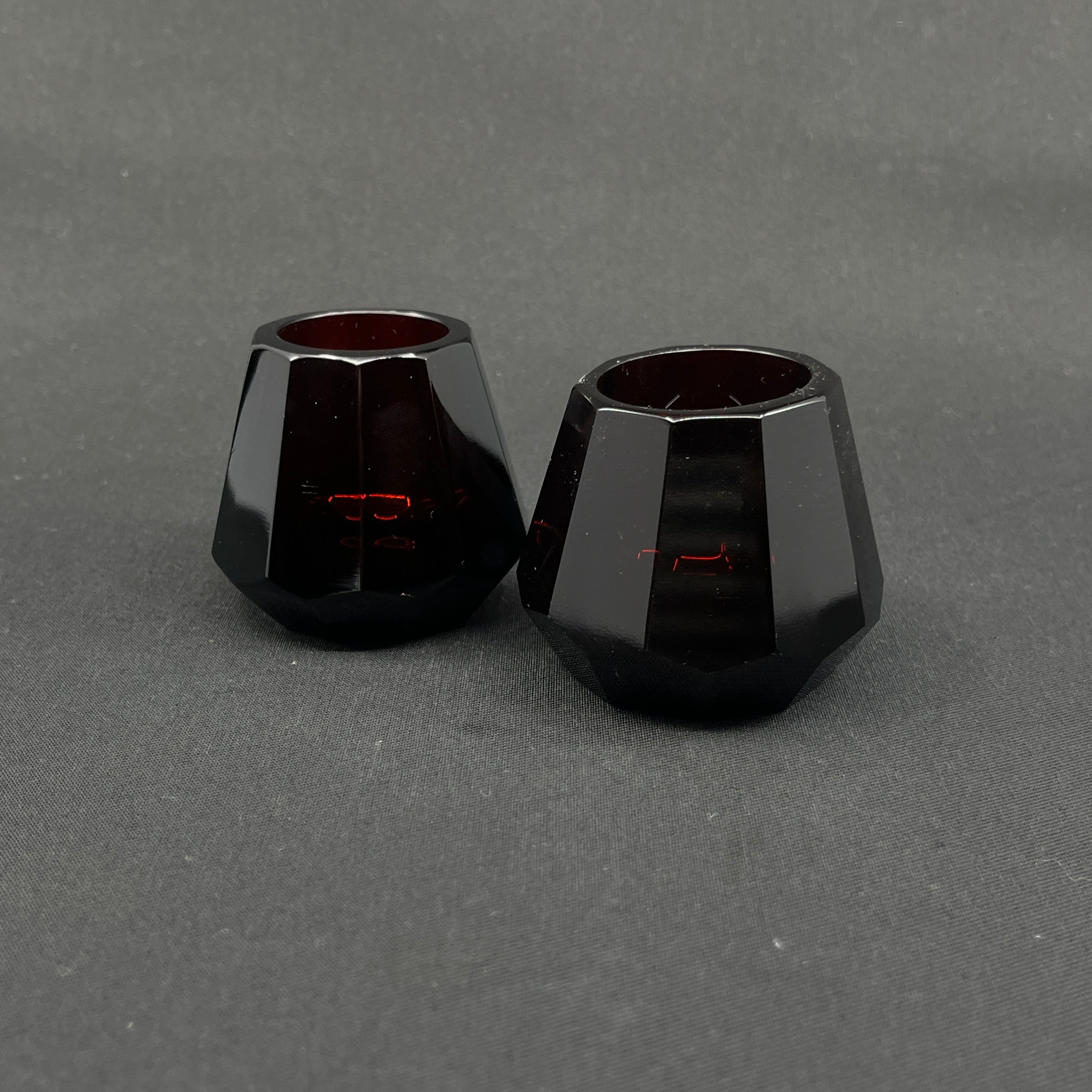 Små koniske rubinrøde art deco vaser, 5,5 cm.