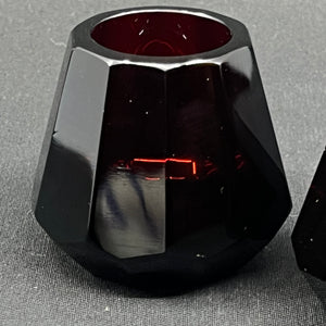 Små koniske rubinrøde art deco vaser, 5,5 cm.
