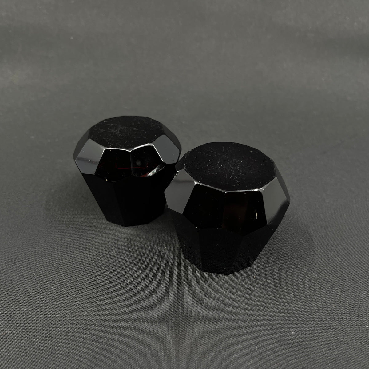 Små koniske rubinrøde art deco vaser, 5,5 cm.