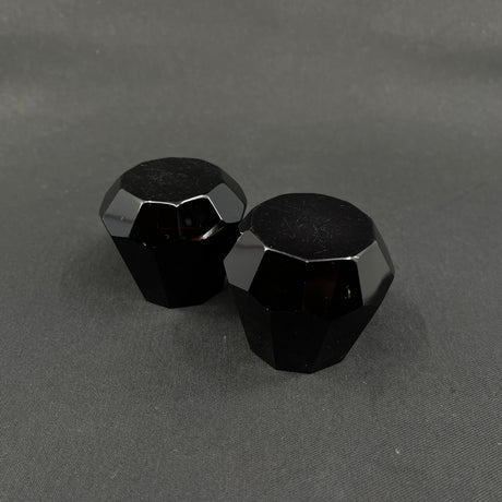 Små koniske rubinrøde art deco vaser, 5,5 cm.