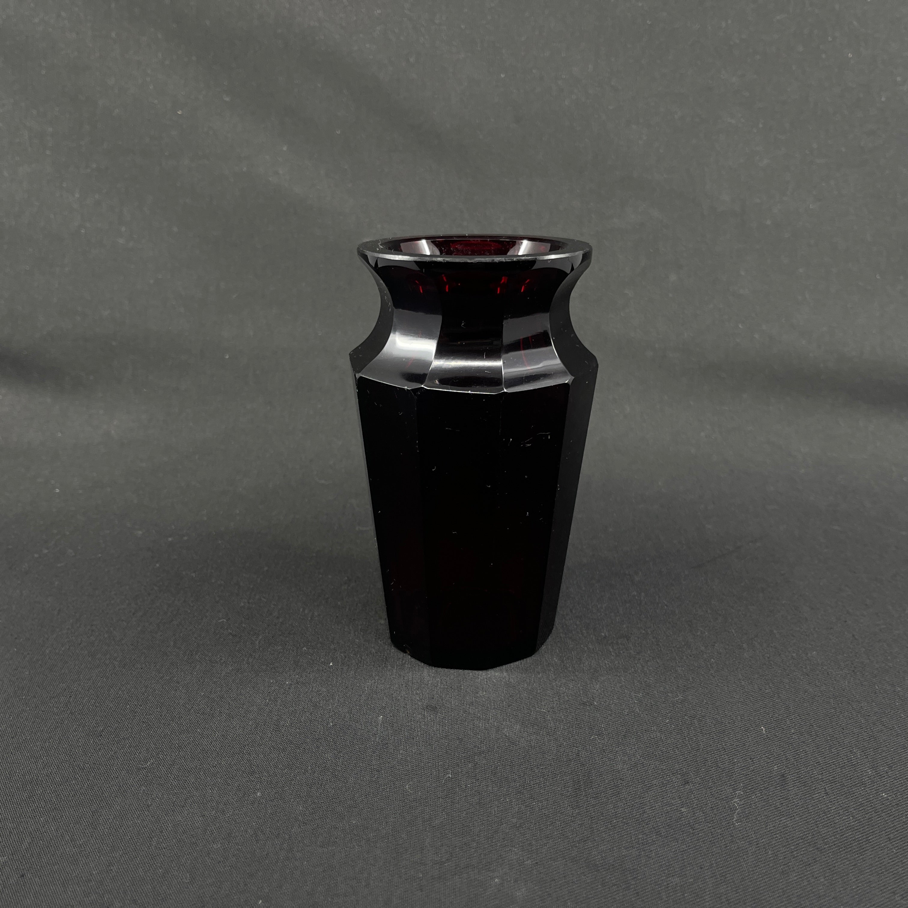 Rubinrød art deco vase, 13 cm.