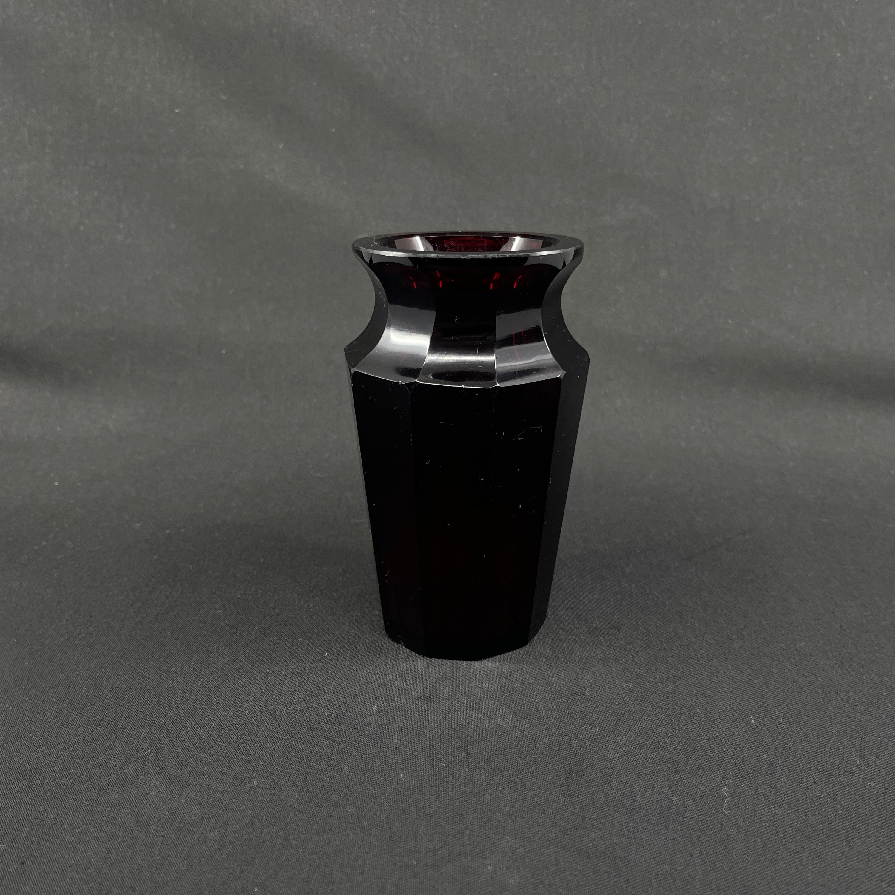 Rubinrød art deco vase, 13 cm.