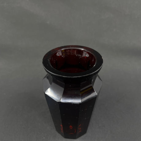 Rubinrød art deco vase, 13 cm.