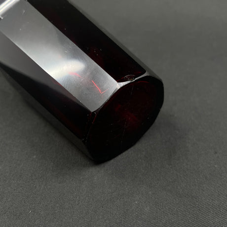 Rubinrød art deco vase, 13 cm.