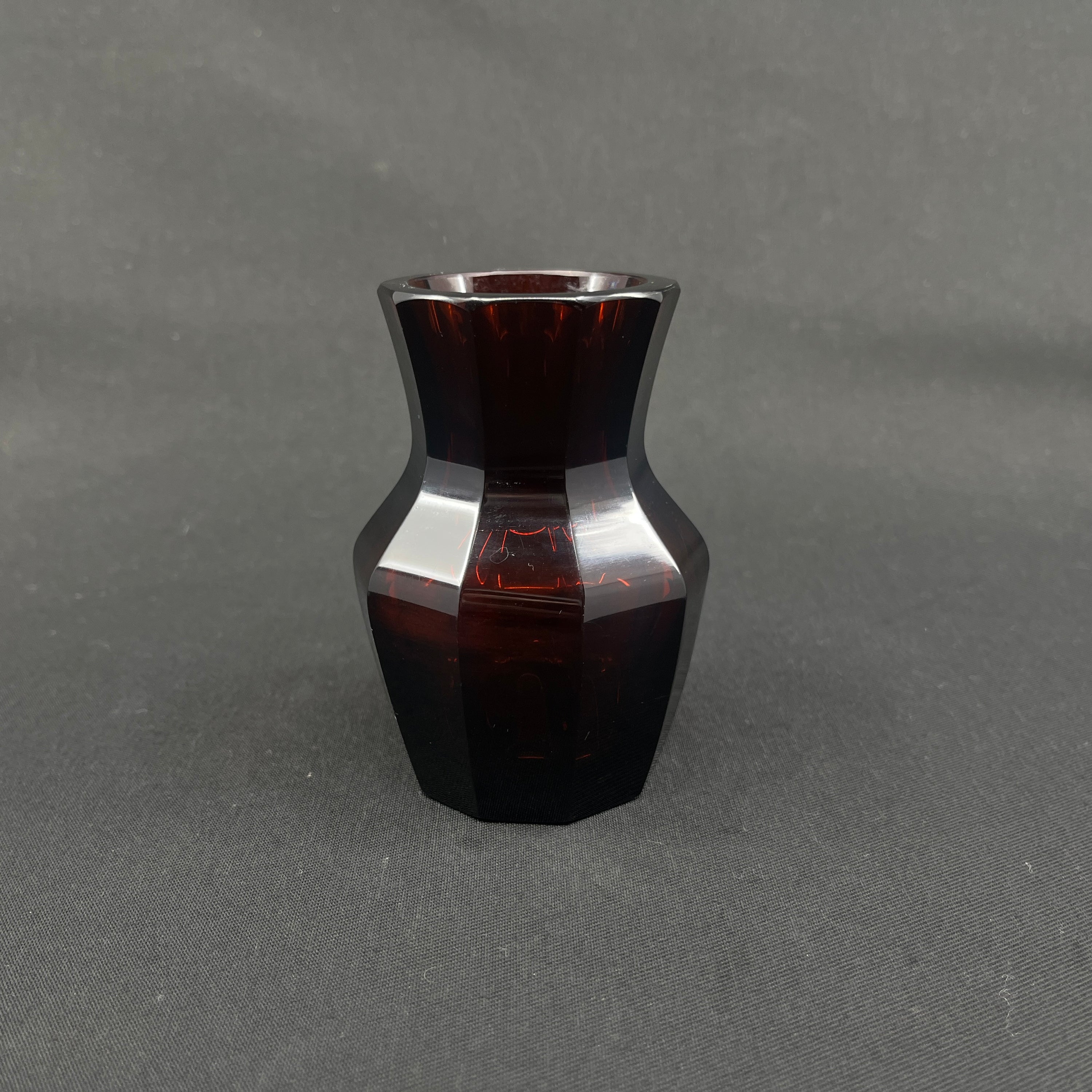 Lille rubinrød art deco vase, 9,5 cm.