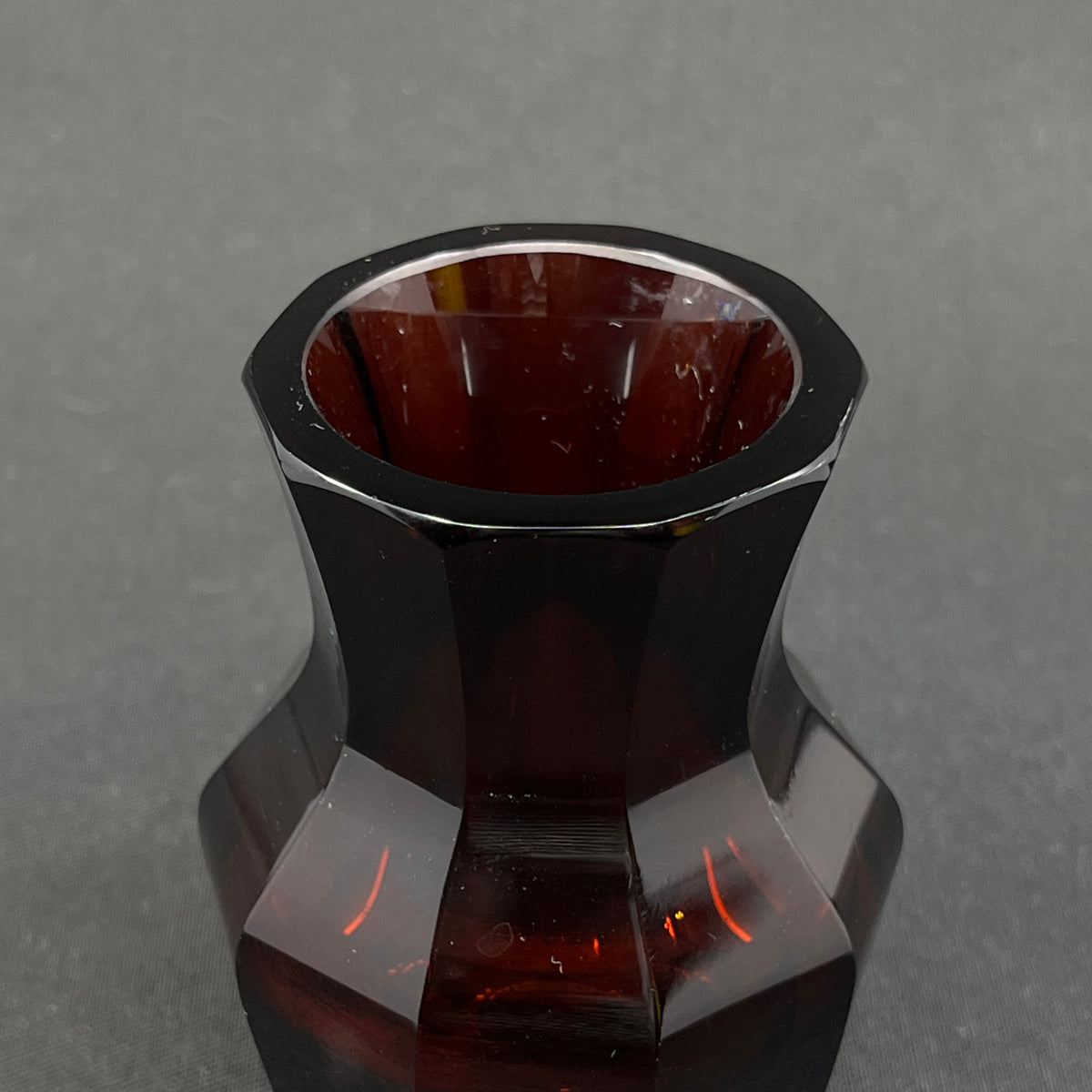 Lille rubinrød art deco vase, 9,5 cm.