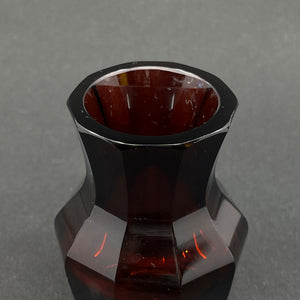 Lille rubinrød art deco vase, 9,5 cm.