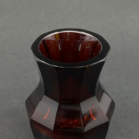 Lille rubinrød art deco vase, 9,5 cm.