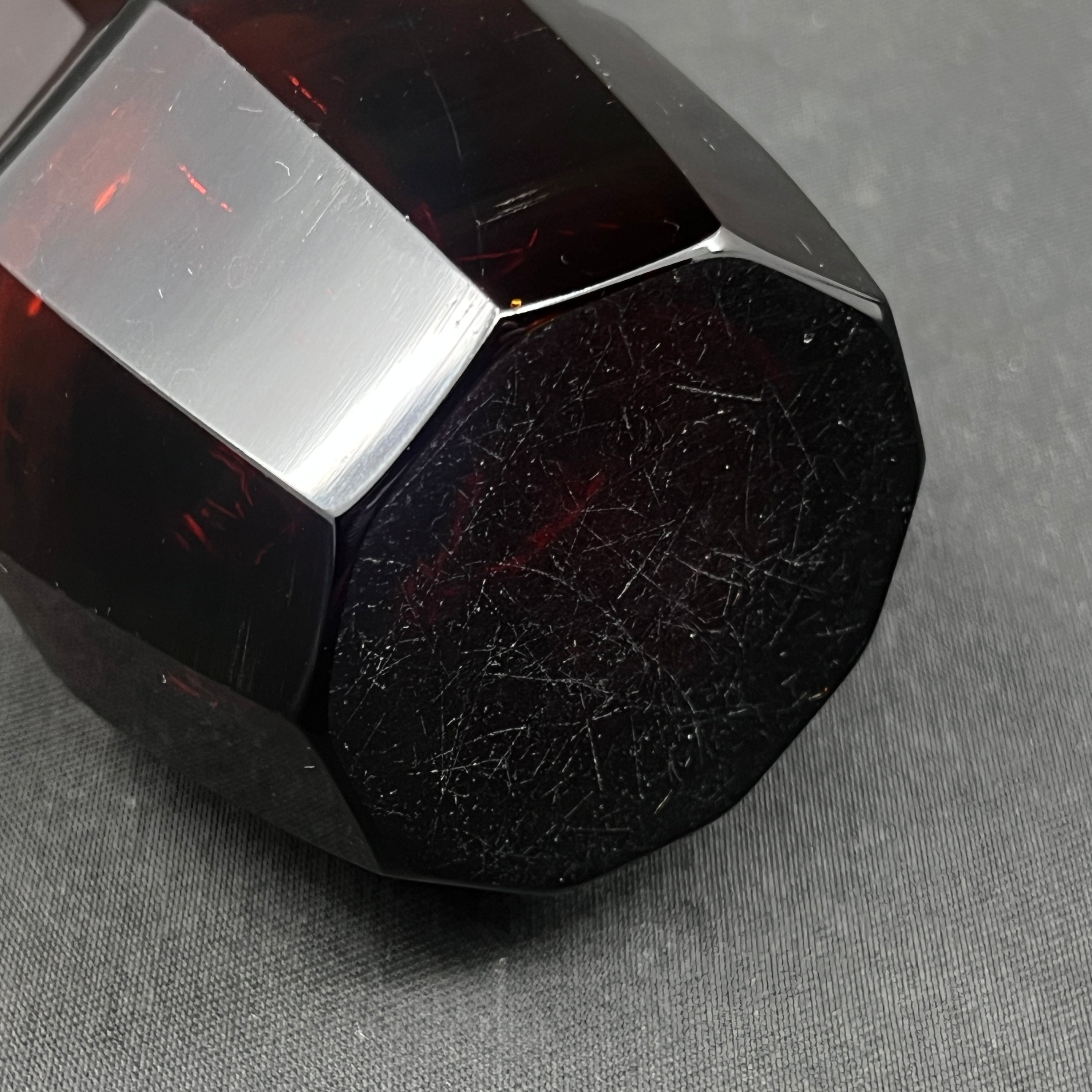 Small ruby ​​red art deco vase, 9.5 cm.