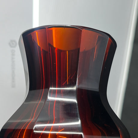 Lille rubinrød art deco vase, 9,5 cm.