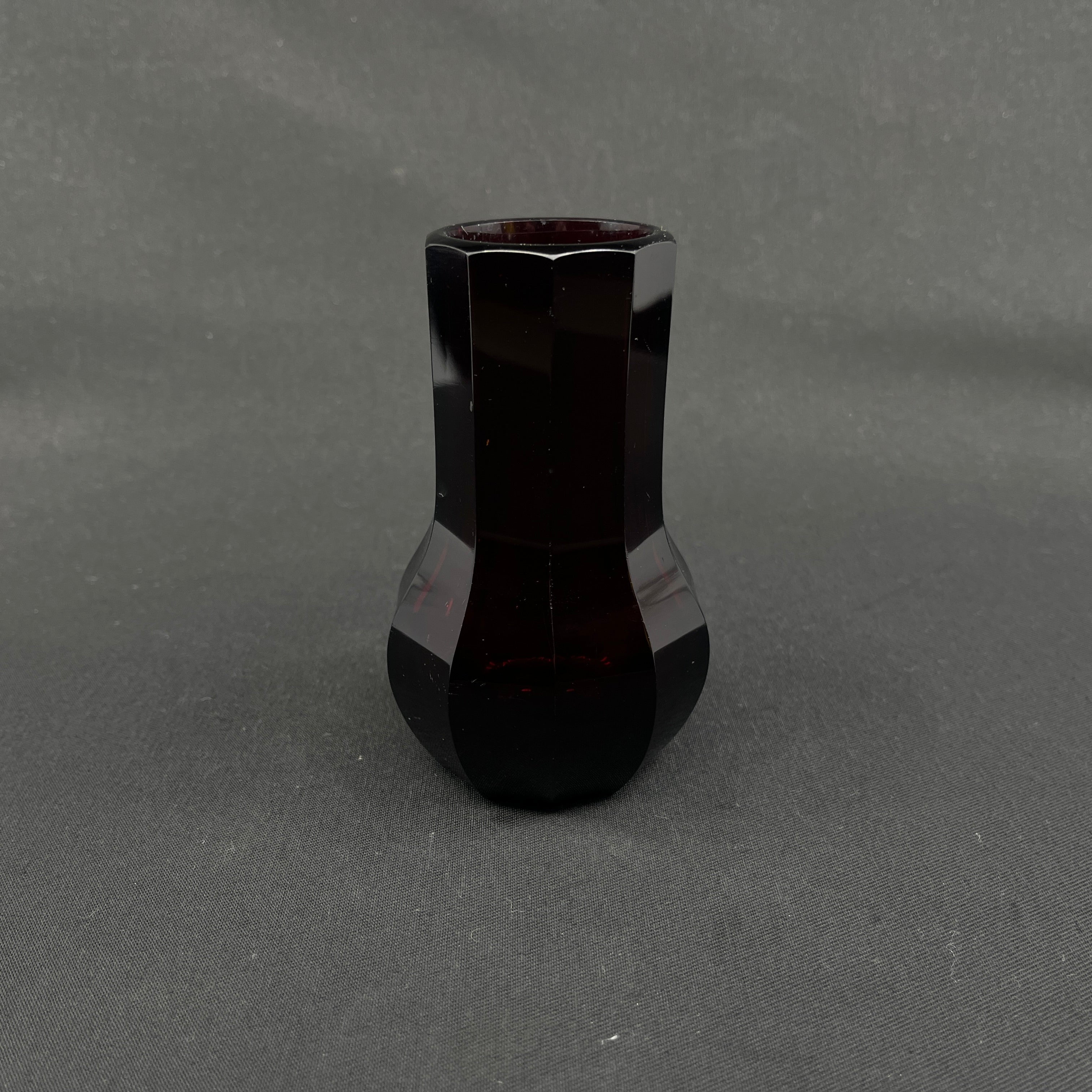 Slank rubinrød art deco vase, 11,5 cm.