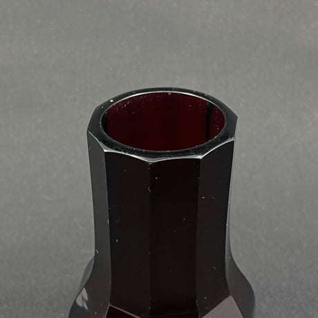 Slank rubinrød art deco vase, 11,5 cm.