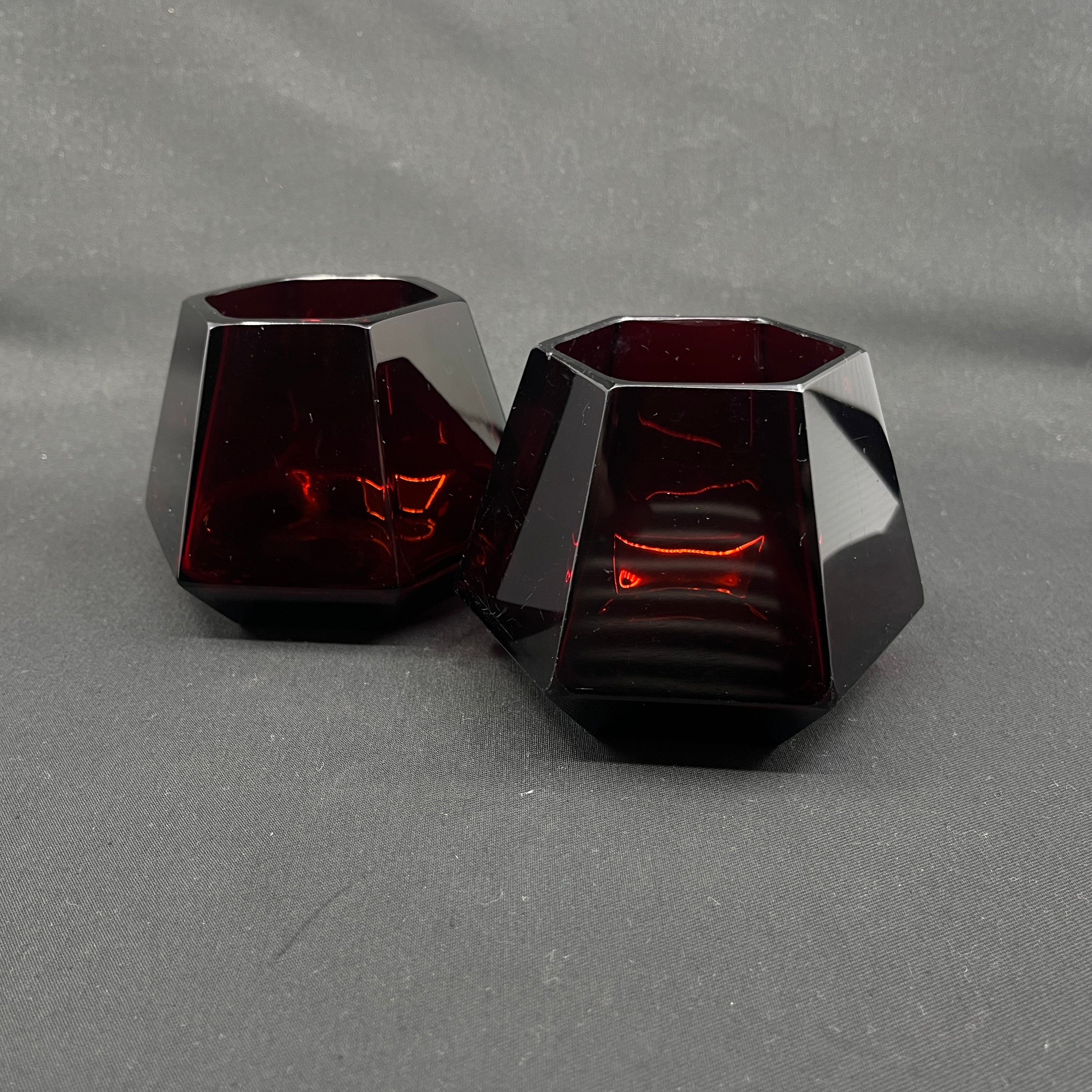 Et par kantede rubinrøde art deco vaser