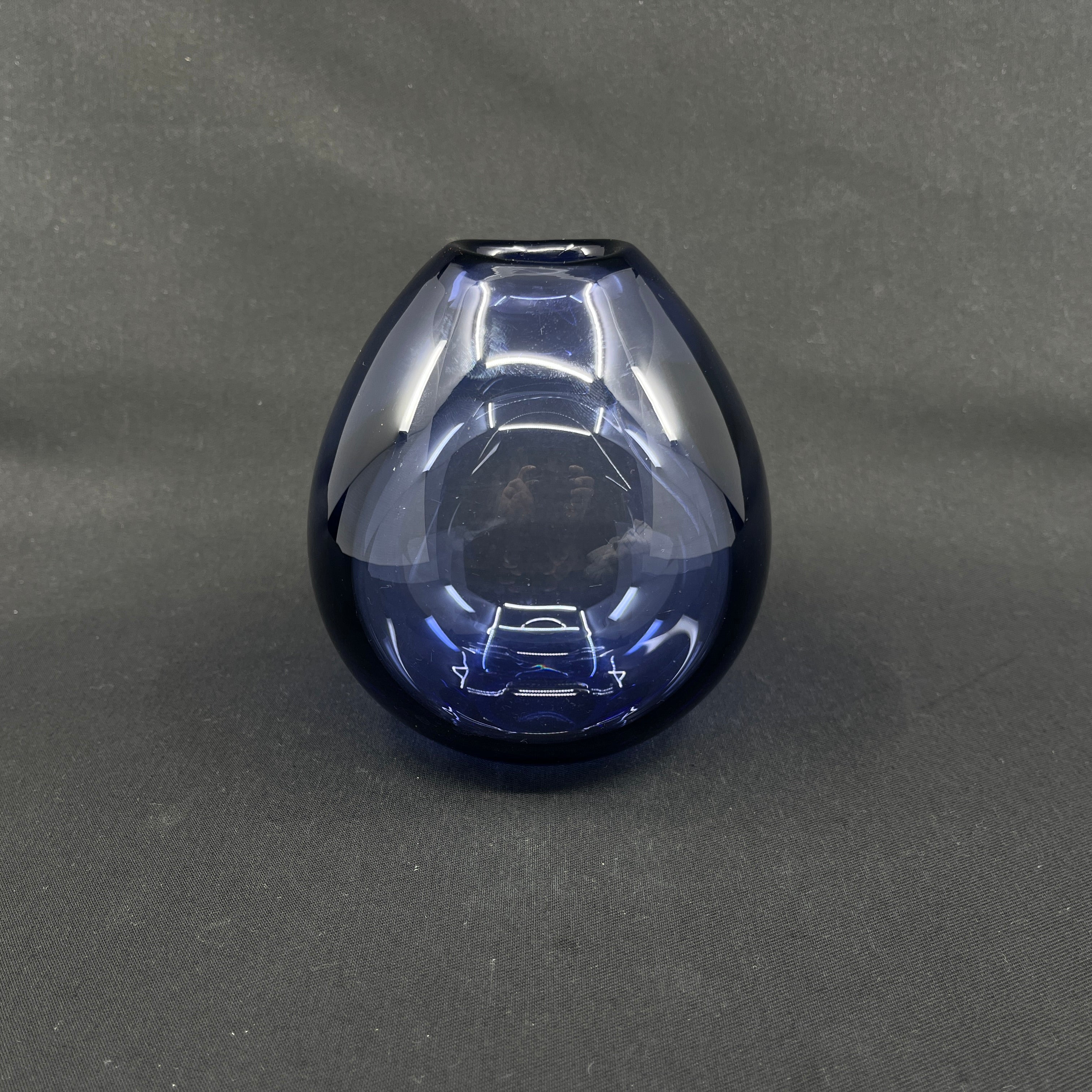 Safirblå dråbevase af Per Lütken, 13 cm.