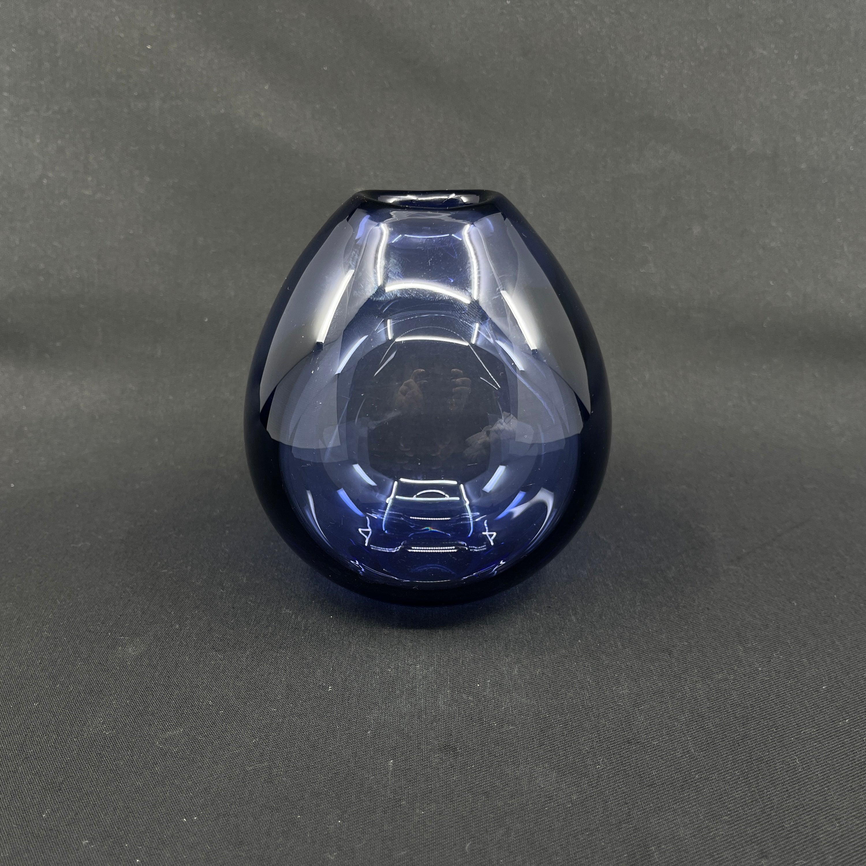 Safirblå dråbevase af Per Lütken, 13 cm.
